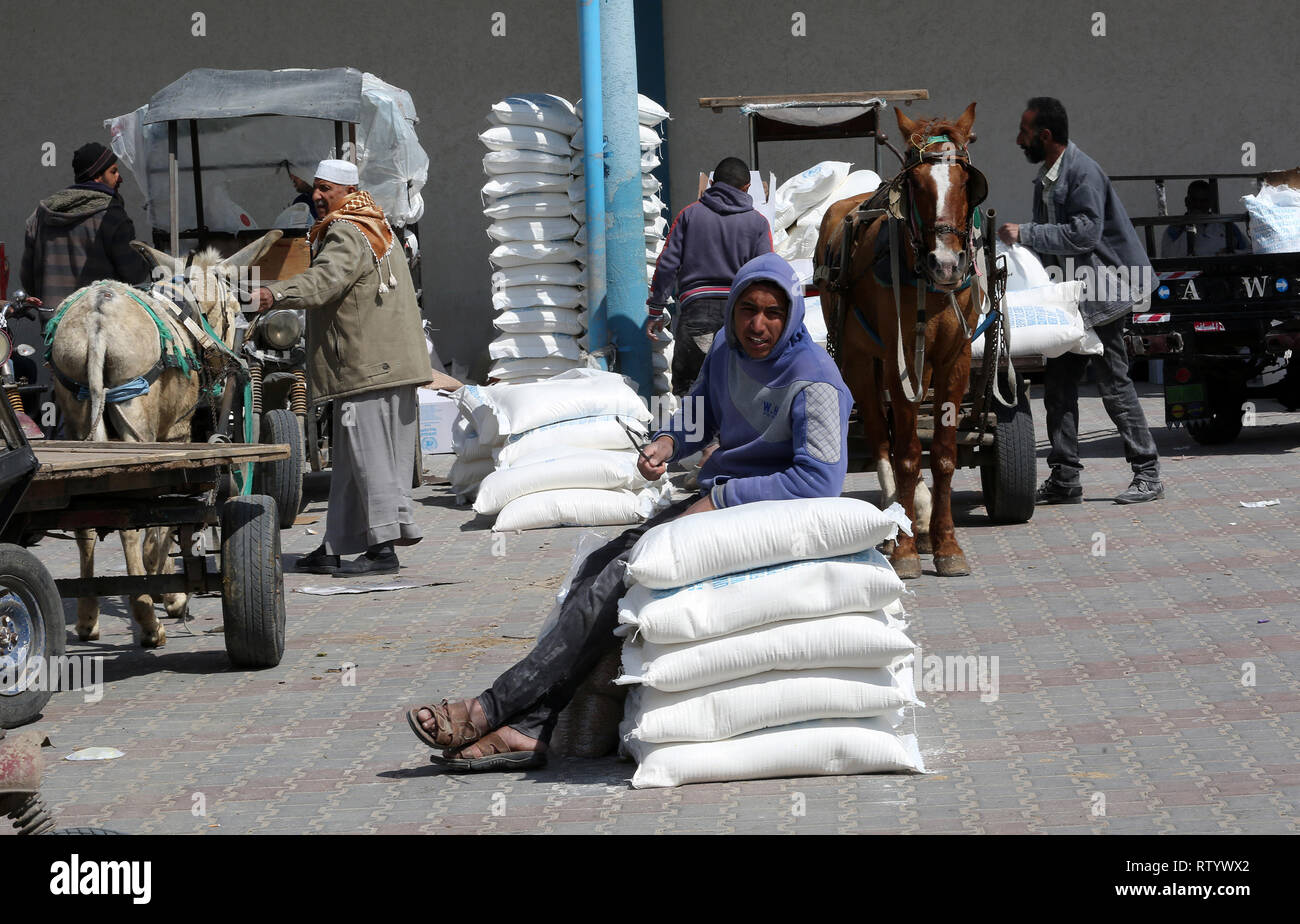 Gaza, la Palestine. 06Th Mar, 2019. Les Palestiniens reçoivent de l'aide de packs de secours et de travaux des Nations Unies pour les réfugiés (UNRWA) dans la région de Rafah, au sud de la bande de Gaza, le 3 mars 2019. Abed Rahim Khatib / éveil / Alamy Live News Crédit : Awakening/Alamy Live News Banque D'Images