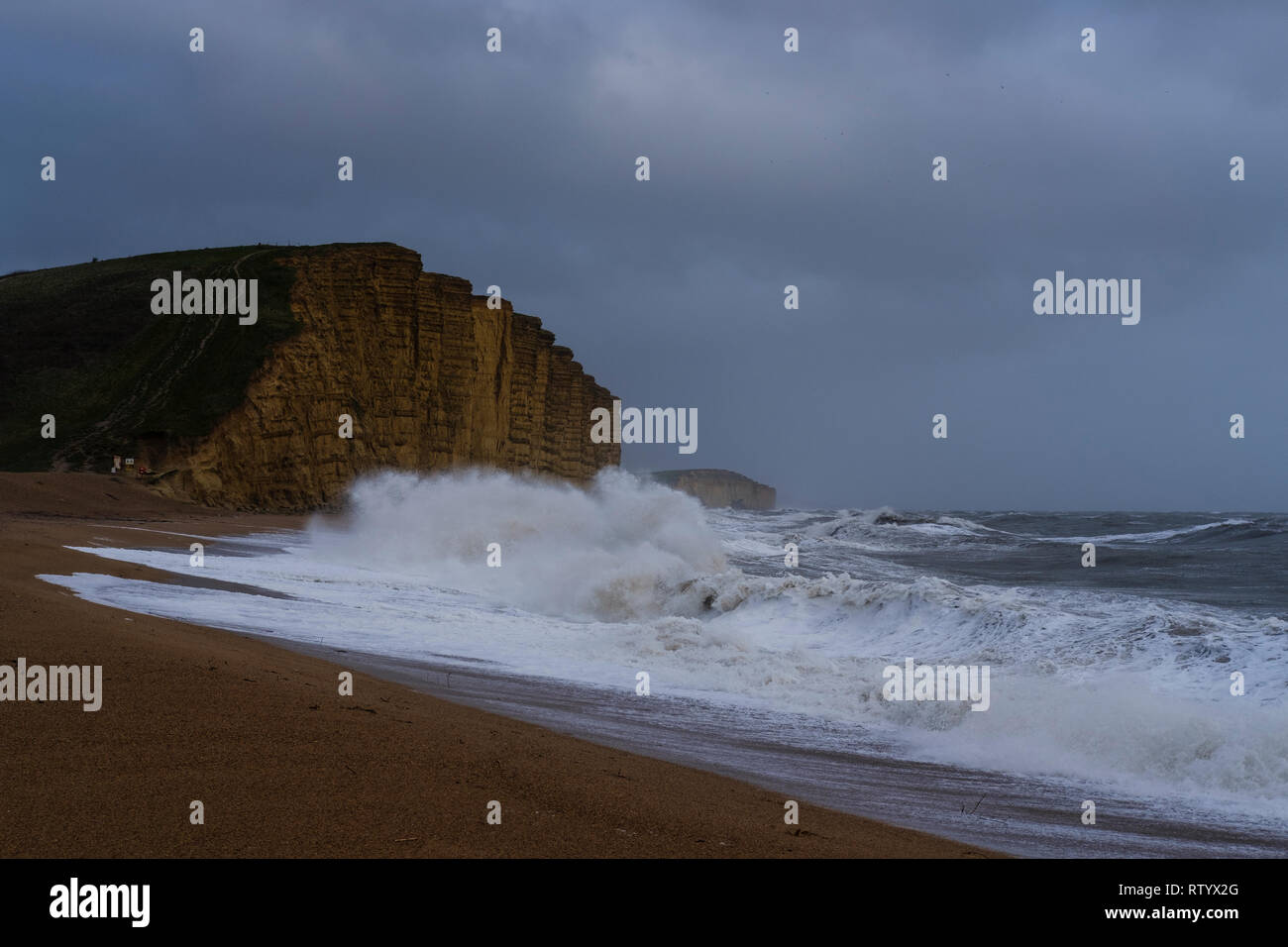 West Bay, au Royaume-Uni. 3 mars, 2019. D'énormes vagues de tempête Freya batter West Bay Beach .Met Office a émis un avertissement jaune pour le sud-ouest UK vent avec rafales à plus de 60mph s'attendent à ce que l'origine de perturbations et de dommages. Credit : PaulChambers /Alamy Live News Banque D'Images