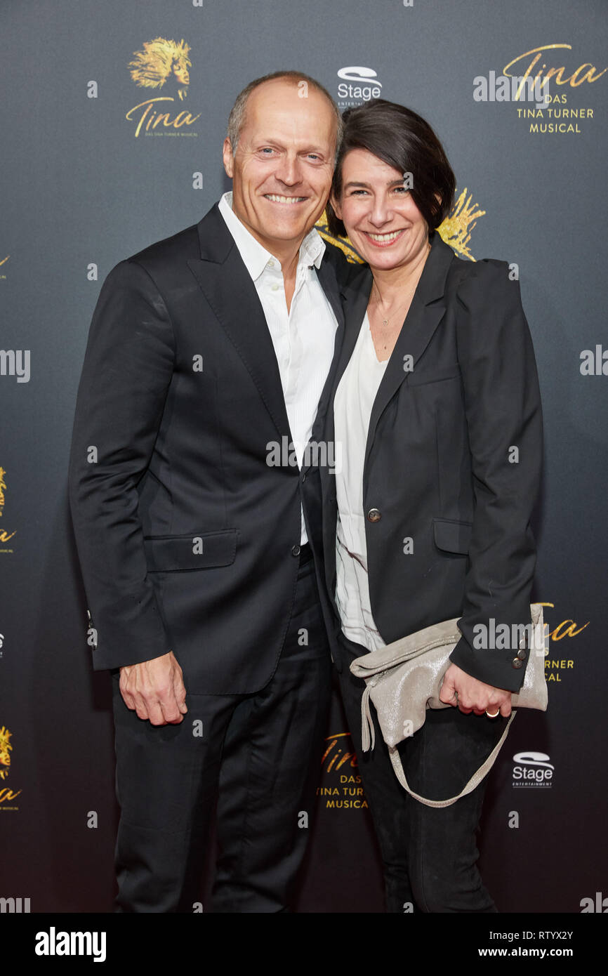 Hambourg, Allemagne. 06Th Mar, 2019. Joja Wendt, musicien, et son épouse Marie-odile viennent à la première Allemande de la comédie musicale "Tina Tina Turner - Comédie musicale" à l'Operettenhaus. Credit : Georg Wendt/dpa/Alamy Live News Banque D'Images