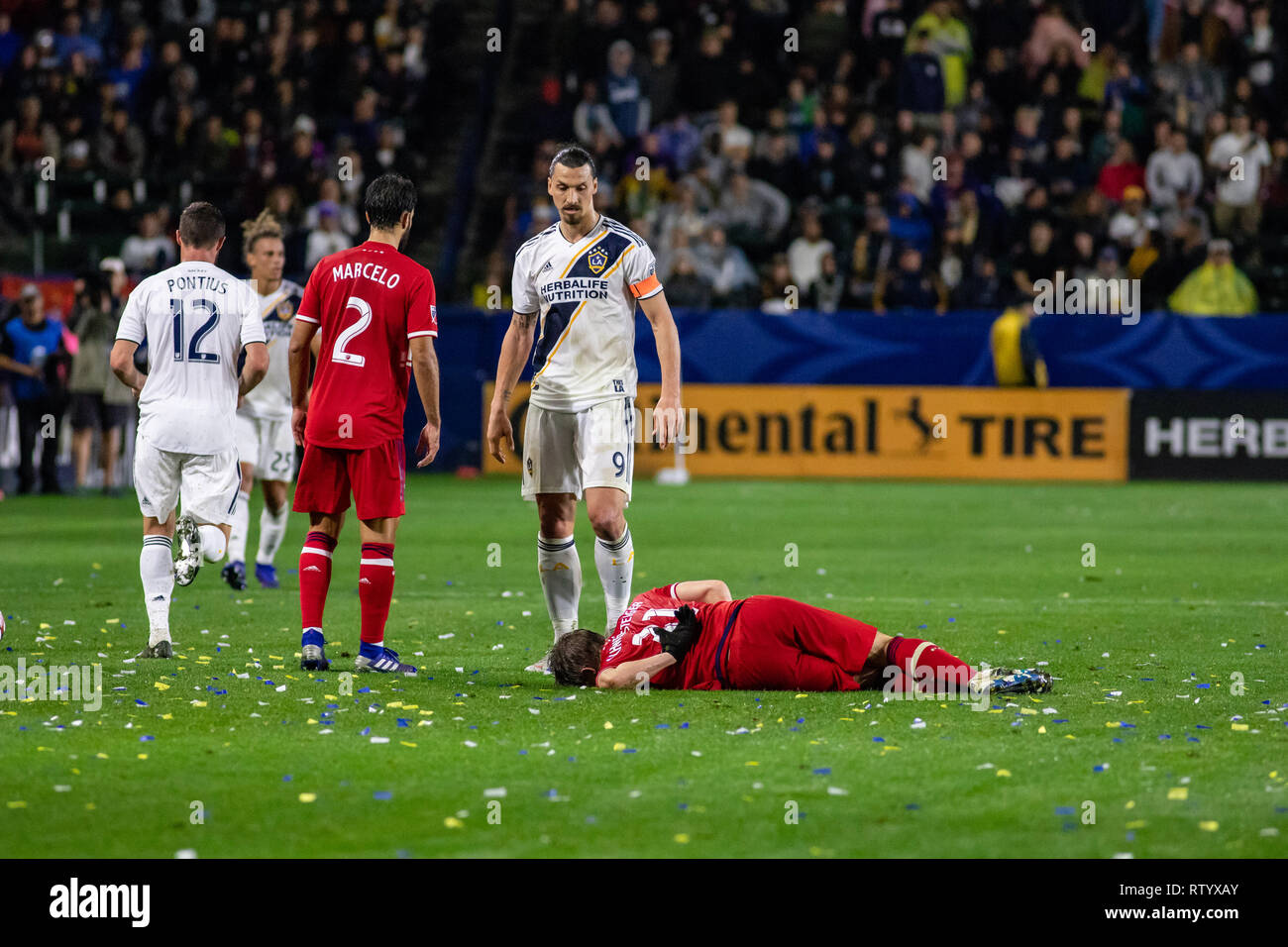 Carson, USA. 2 mars, 2019. Zlatan Ibrahimovic (9) les regards vers le bas Bastian Schweinsteiger (31) après challening lui dans l'air pour un en-tête. Crédit : Ben Nichols/Alamy Live News Banque D'Images