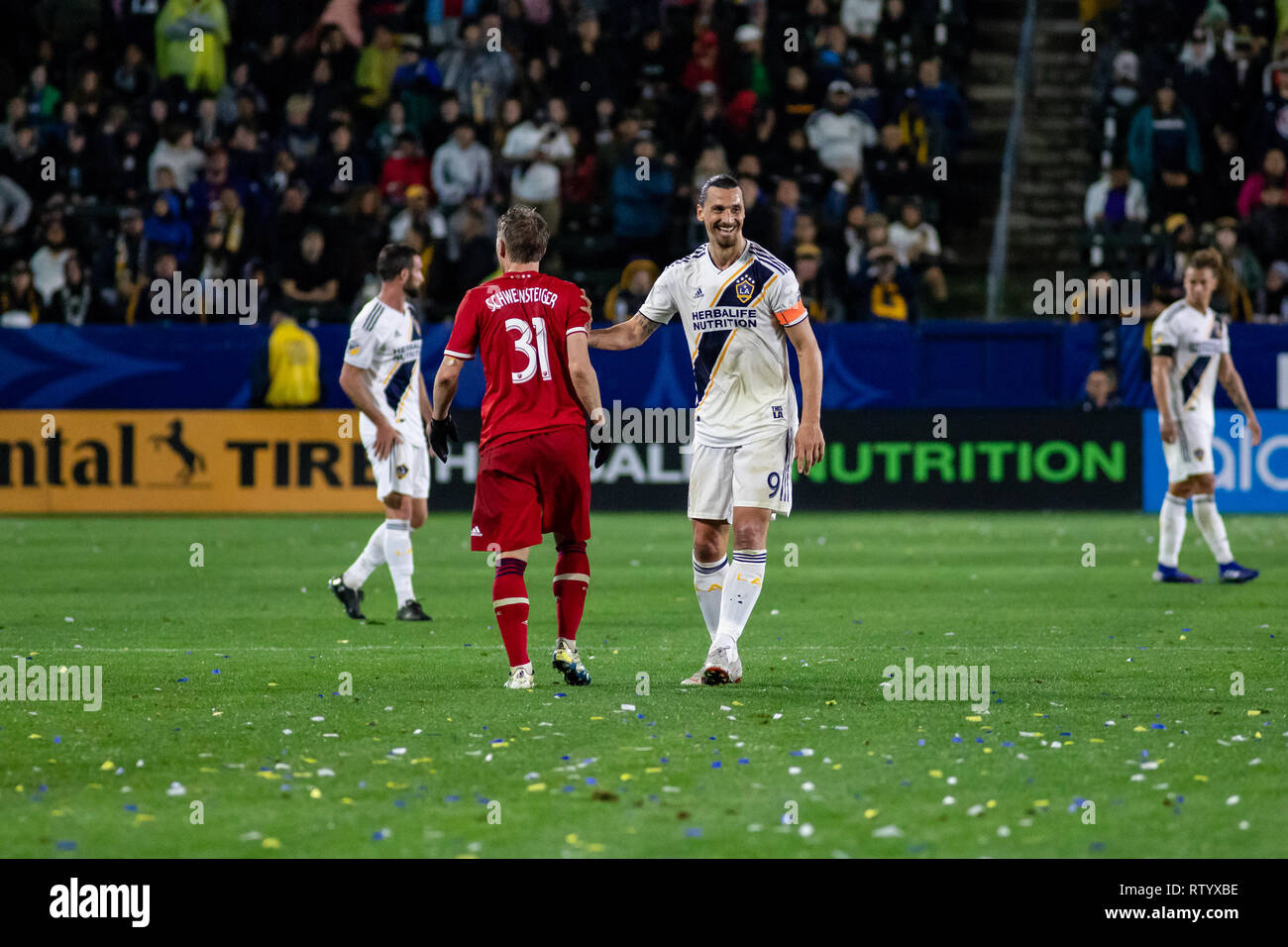 Carson, USA. 2 mars, 2019. Zlatan Ibrahimonic (9) et Bastian Schweinsteiger (31) amour au cours de la deuxième moitié de leur saison MLS 2019 l'ouvreur. Crédit : Ben Nichols/Alamy Live News Banque D'Images
