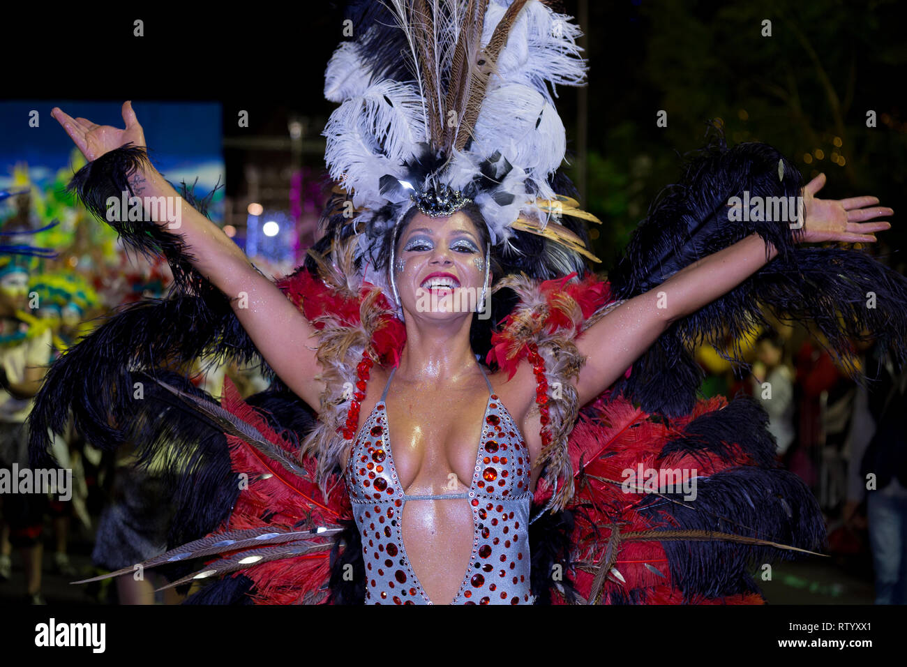 FUNCHAL, PORTUGAL - mars 2, 2019 : Les participants de l'île de Madère en danse Carnaval le défilé dans la ville de Funchal, Madère, Portugal. Cícero Crédit : Castro/Alamy Live News Banque D'Images