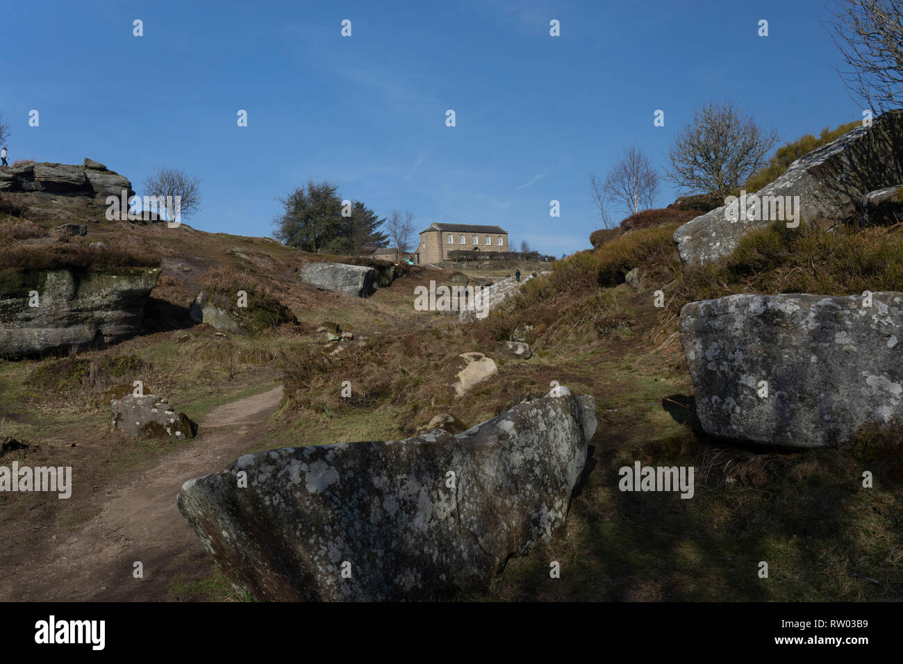 Formations rocheuses étonnantes avec centre d'accueil en arrière-plan, Brimham Rocks, Nidfoot, North Yorkshire, Angleterre, ROYAUME-UNI. Banque D'Images