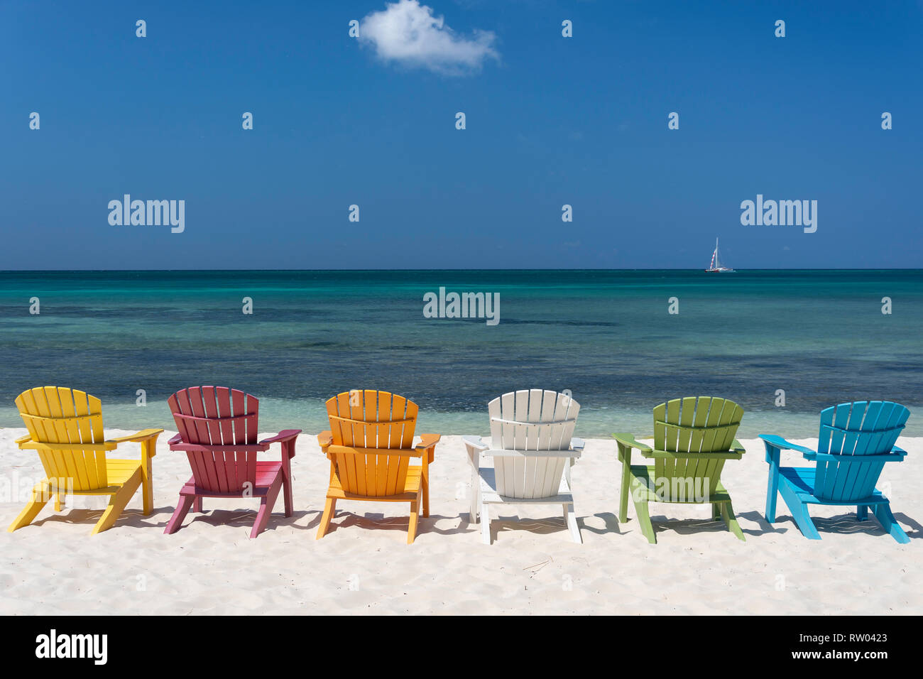 Chaises en bois coloré sur Palm Beach, quartier Noord, Aruba, les îles ABC sous le vent, Antilles, Caraïbes Banque D'Images