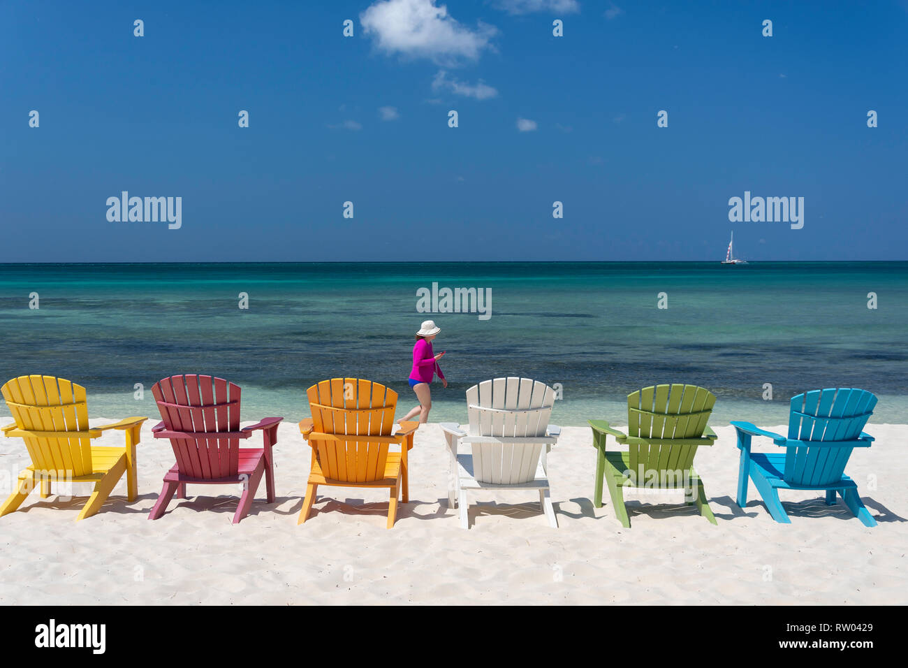 Chaises en bois coloré sur Palm Beach, quartier Noord, Aruba, les îles ABC sous le vent, Antilles, Caraïbes Banque D'Images