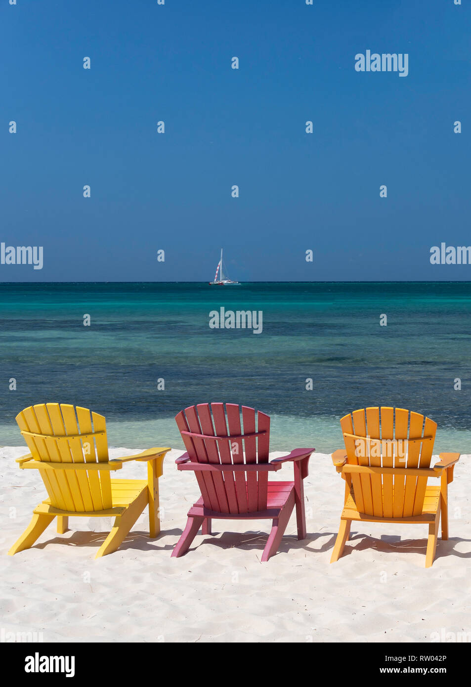 Chaises en bois coloré sur Palm Beach, quartier Noord, Aruba, les îles ABC sous le vent, Antilles, Caraïbes Banque D'Images