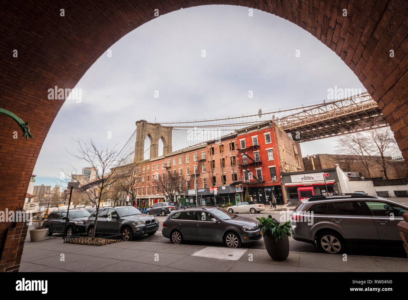 Pont de Manhattan et scène de rue vu à travers une arcade Banque D'Images