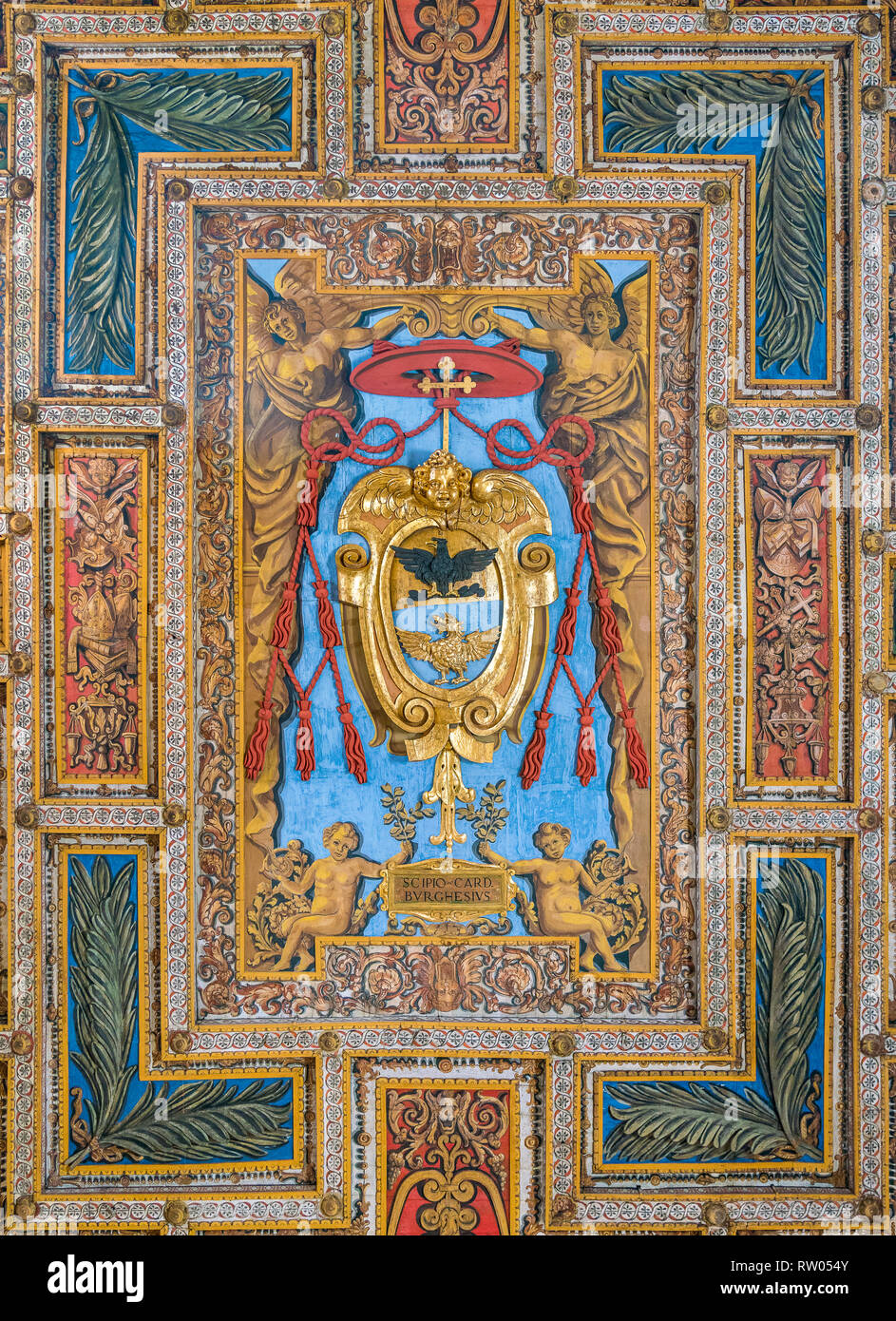 Armoiries du Cardinal Scipione Borghese dans le plafond de la Basilique de San Sebastiano Fuori le Mura à Rome, Italie. Banque D'Images