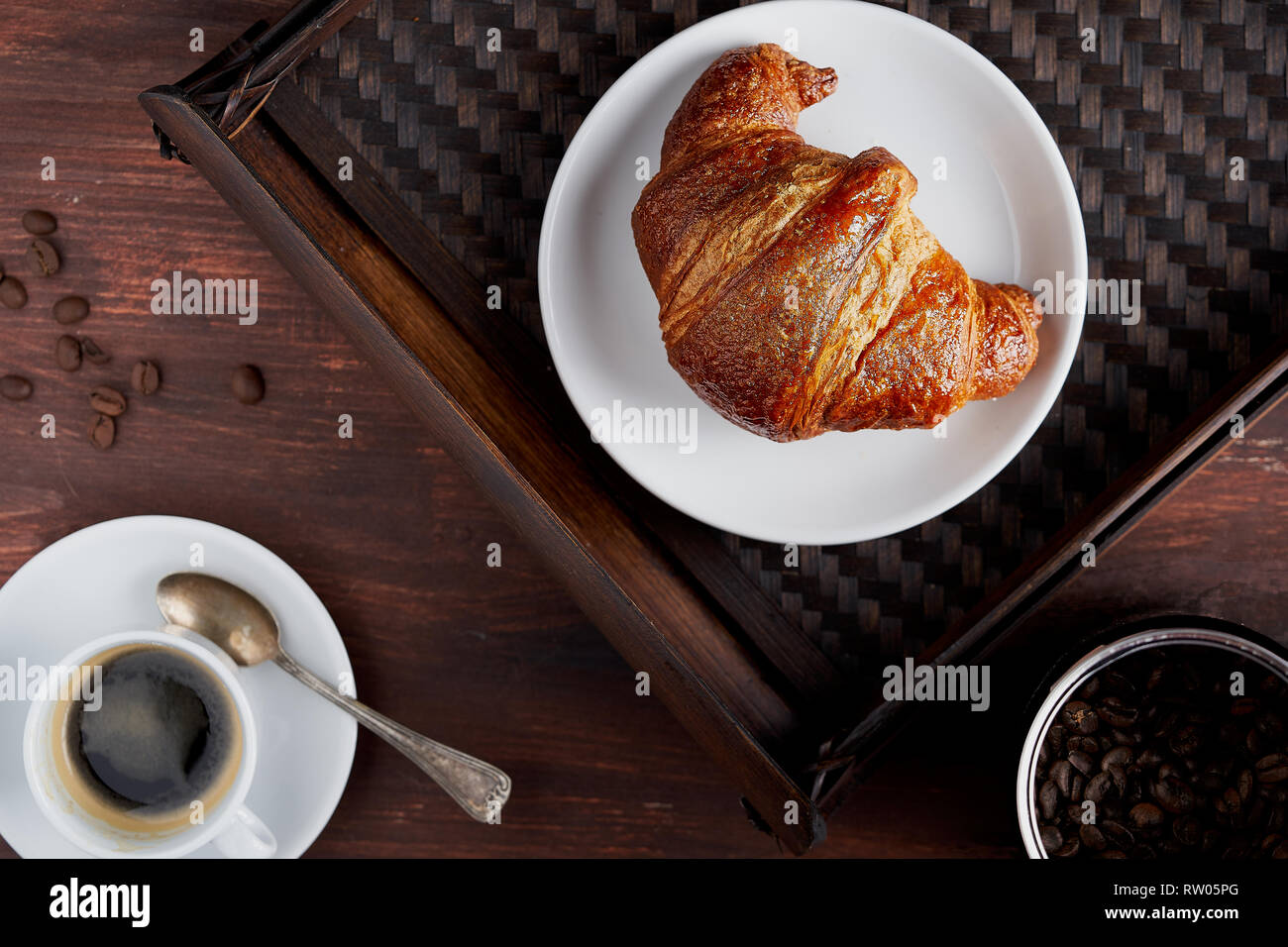 L'heure du petit-déjeuner avec café et croissants Banque D'Images