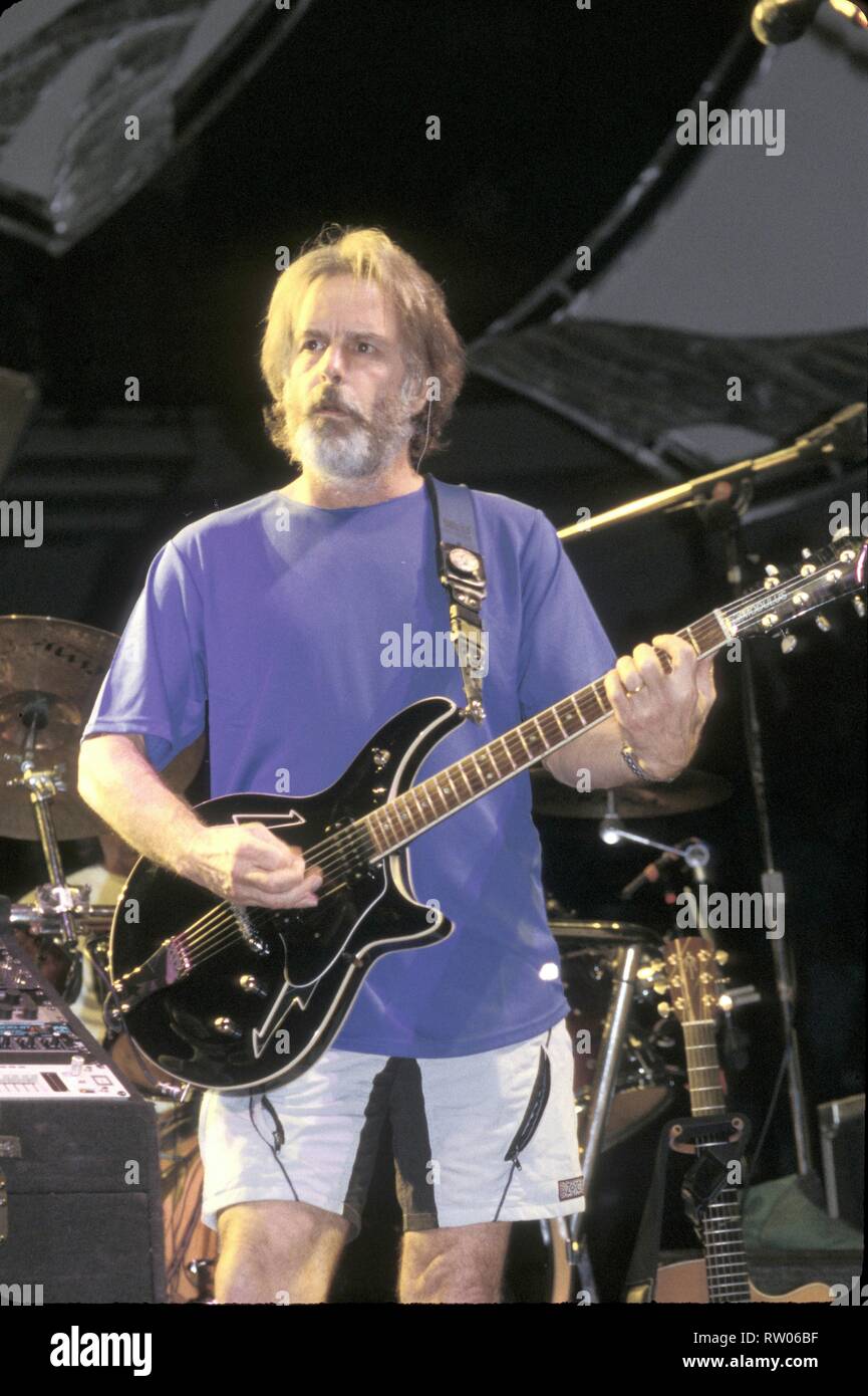 Chanteur, auteur-compositeur, guitariste et Bob Weir, plus reconnu comme l'un des membres fondateurs du groupe Grateful Dead, est montré sur scène pendant un concert en direct de l'apparence. Banque D'Images