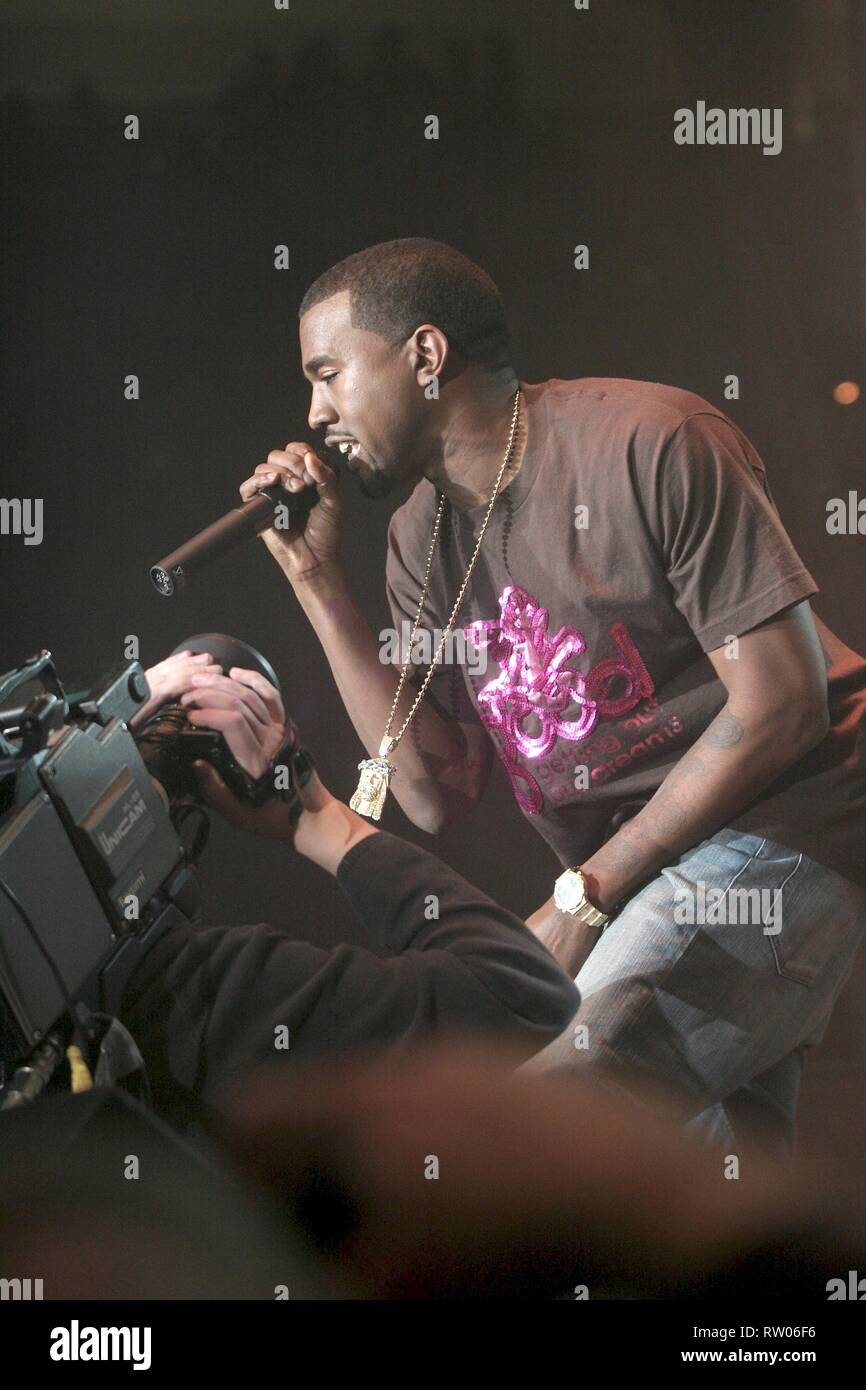 Rappeur, chanteur et producteur Kanye West est montré sur scène pendant un concert en direct de l'apparence. Banque D'Images