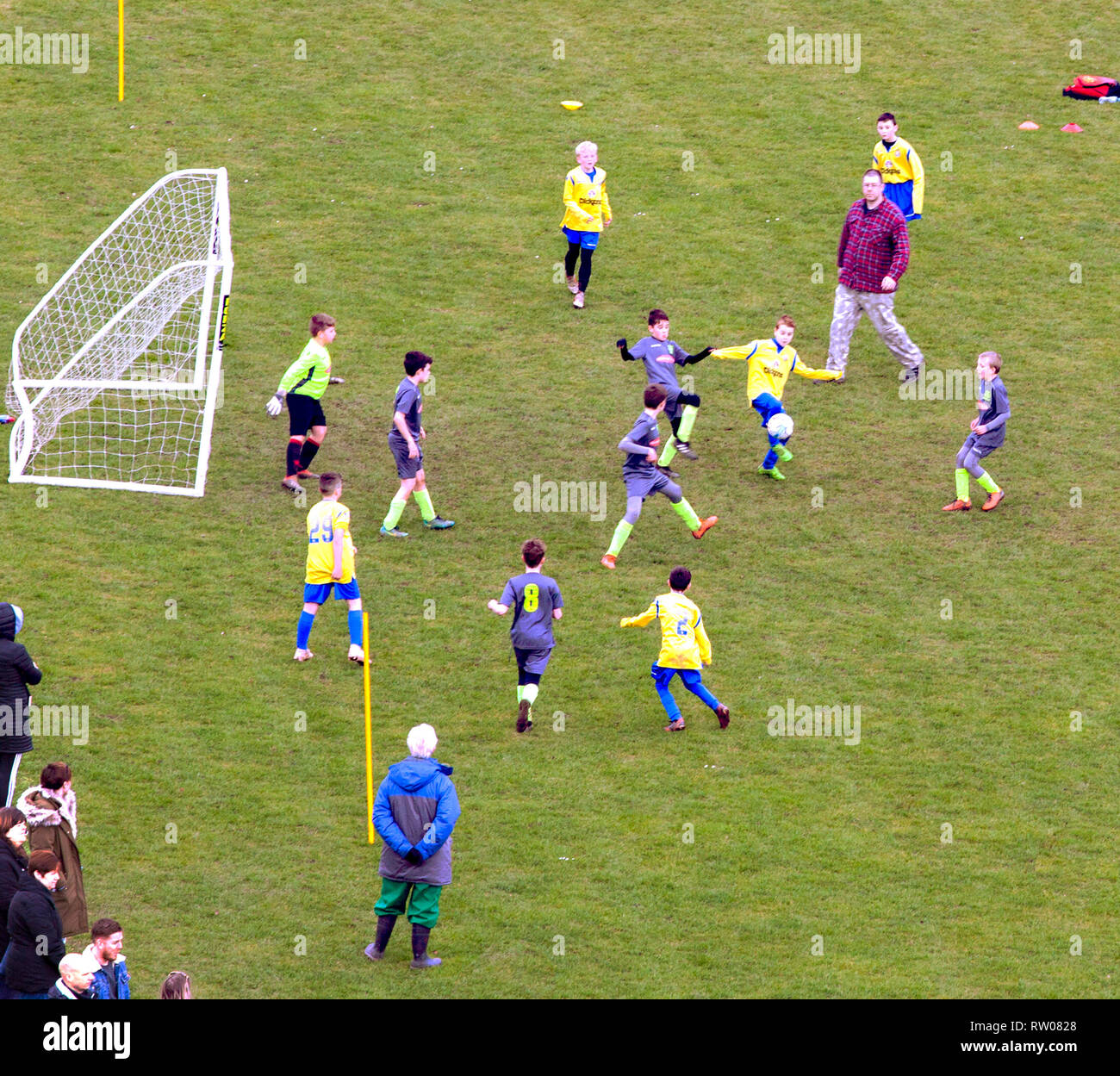 Garçons jouant un écolier amateur sport football match game Banque D'Images