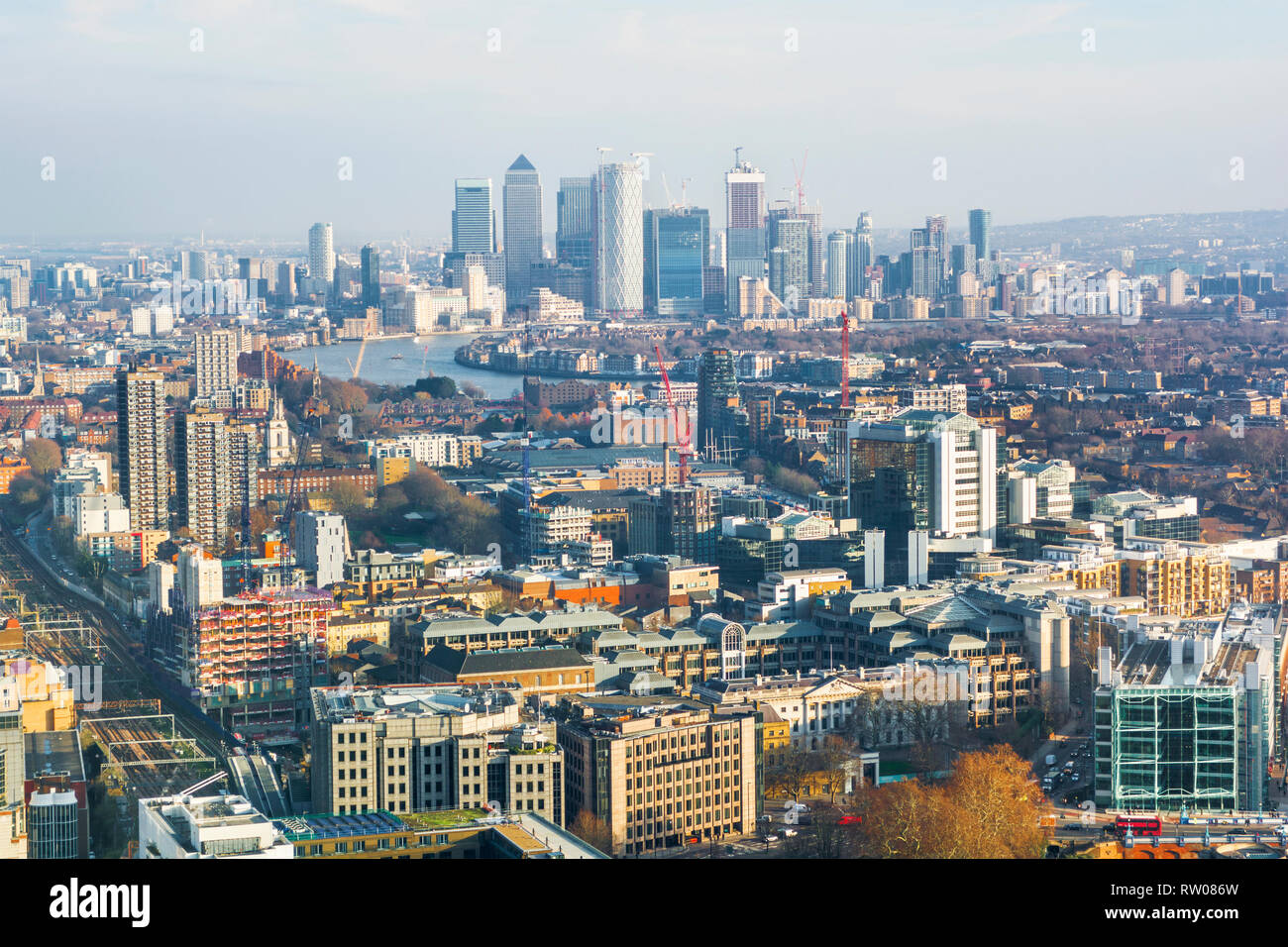 Paysage urbain de Londres (Angleterre), du quartier financier de Canary Wharf en arrière-plan Banque D'Images