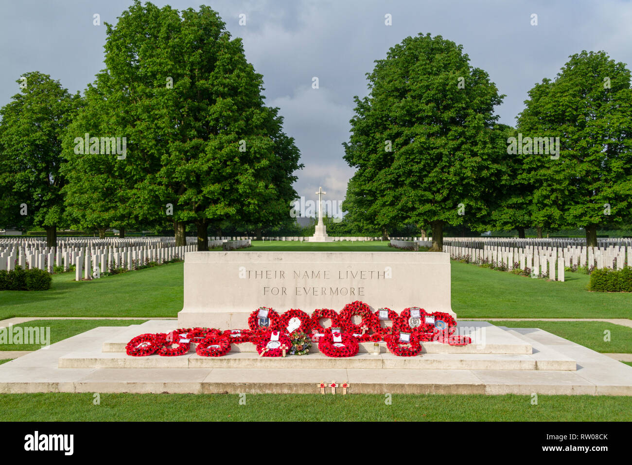La pierre du Souvenir avec 'leurs noms vivent pour toujours' inscrit