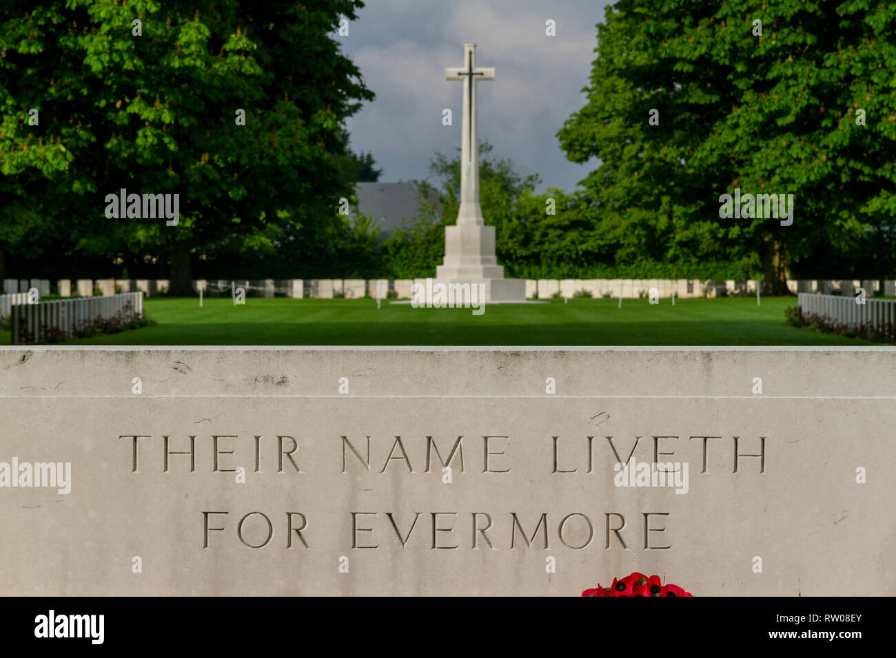 La pierre du Souvenir avec 'leurs noms vivent pour toujours' inscrit dans le cimetière du Commonwealth Cimetière de guerre Bayeux, Bayeux, Normandie, France. Banque D'Images