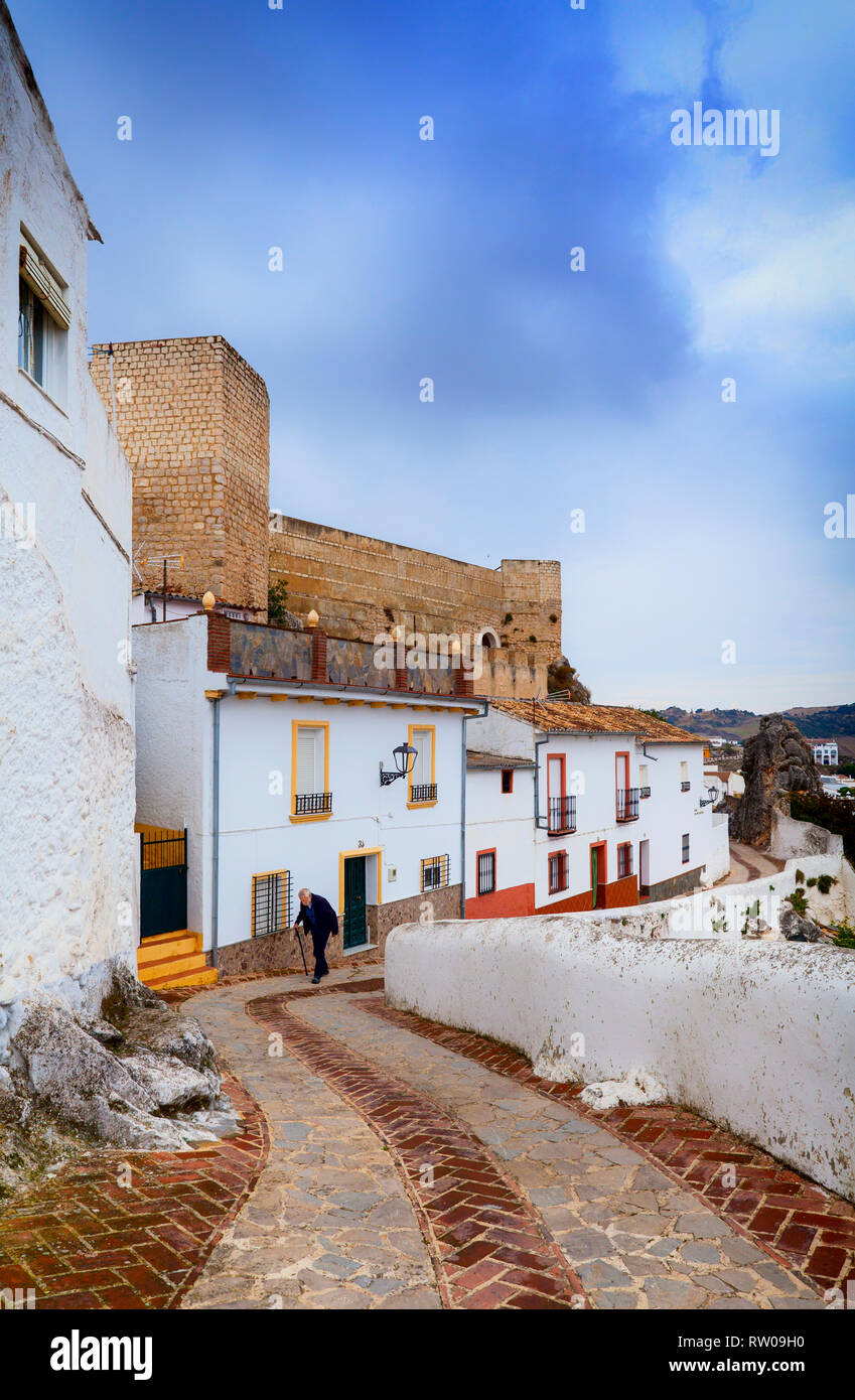 Vieil homme au-dessous de la 9e siècle, Berbère Cañete la Real château qui domine la ville de Cañete la Real, province de Málaga, Andalousie, Espagne du sud. Banque D'Images