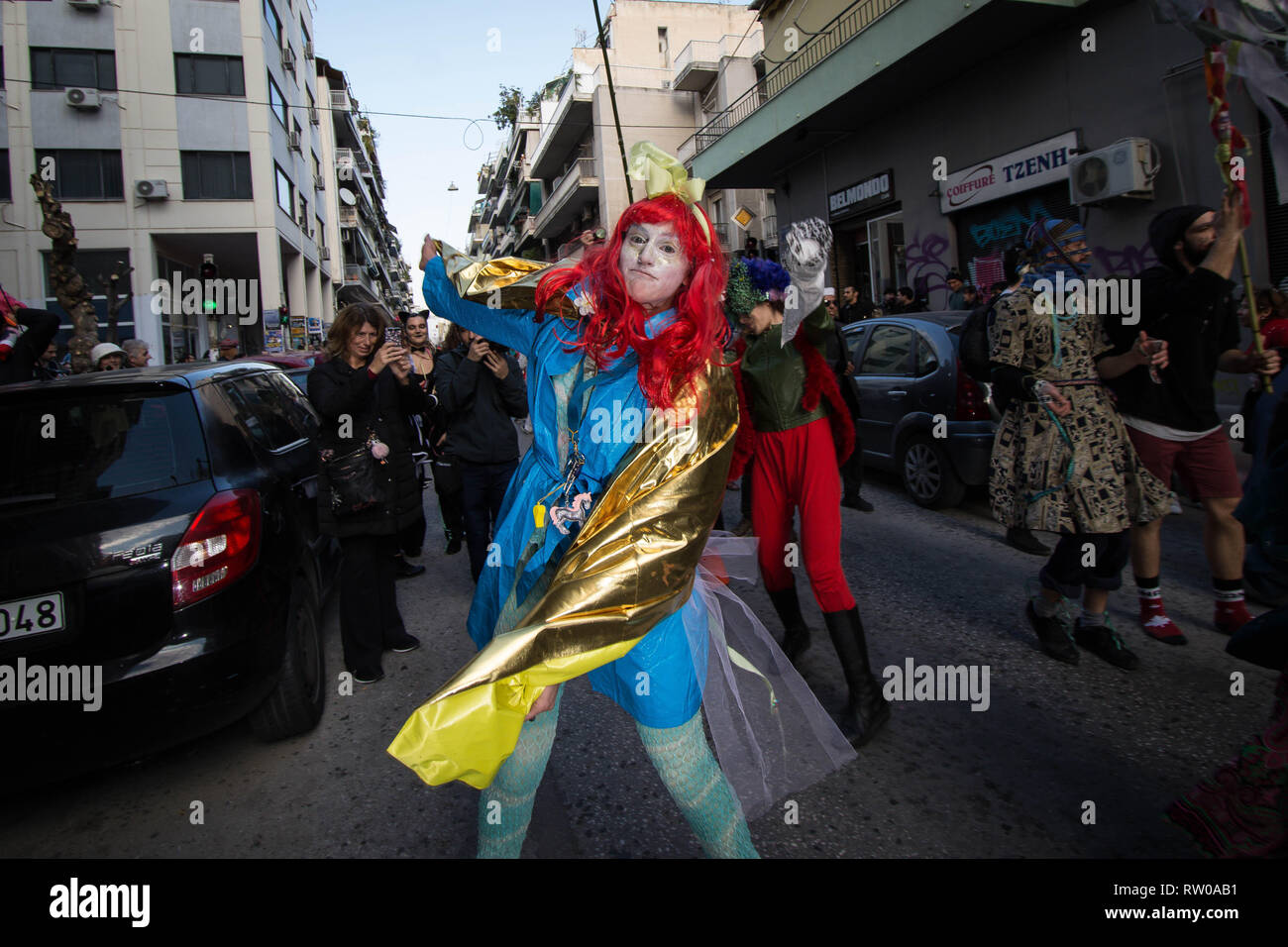 Les personnes sont considérées au cours de danse du 10e Carnaval. Metaxoureio Des milliers de personnes habillées jusqu'à a pris les rues de métro Metaxourgeio à Athènes pour 10ème fois avec musique et danses rempli de Metaxourgeio matin jusqu'à tard dans la nuit. Banque D'Images