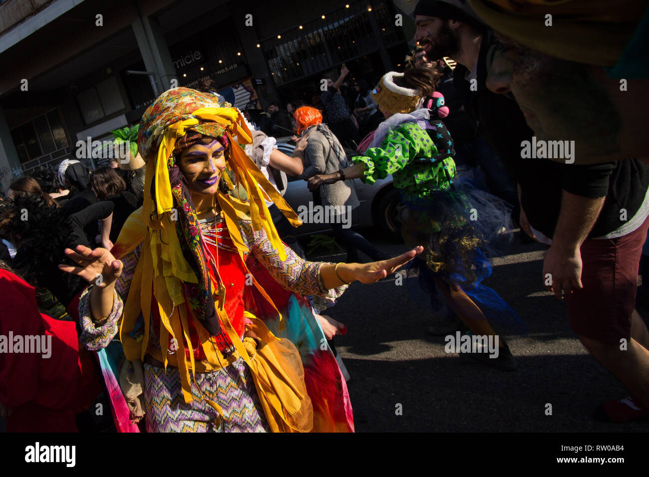 Les personnes sont considérées au cours de danse du 10e Carnaval. Metaxoureio Des milliers de personnes habillées jusqu'à a pris les rues de métro Metaxourgeio à Athènes pour 10ème fois avec musique et danses rempli de Metaxourgeio matin jusqu'à tard dans la nuit. Banque D'Images