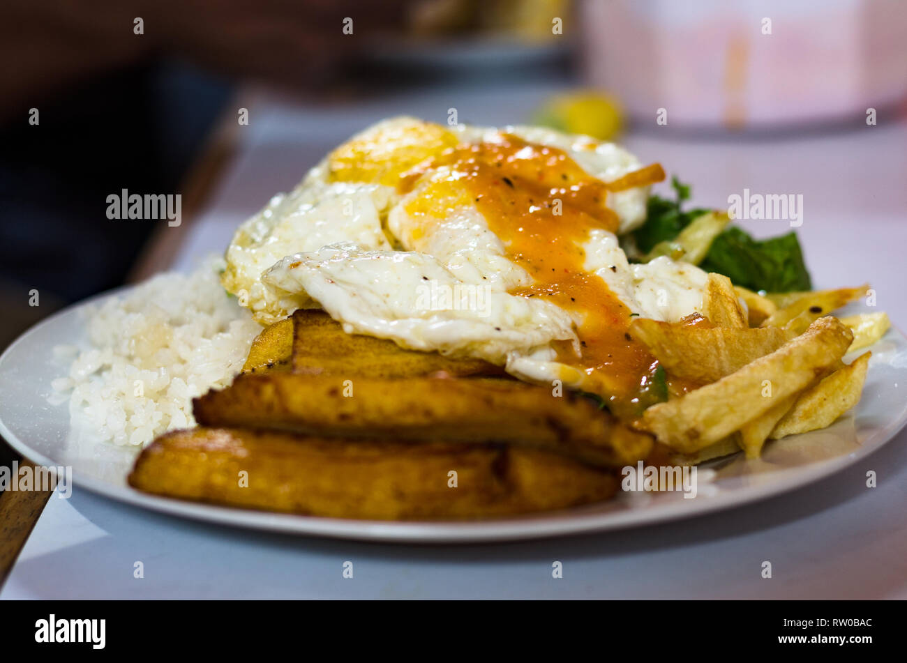 Le style cubain avec des œufs, du riz, de la banane plantain frites et de riz Banque D'Images