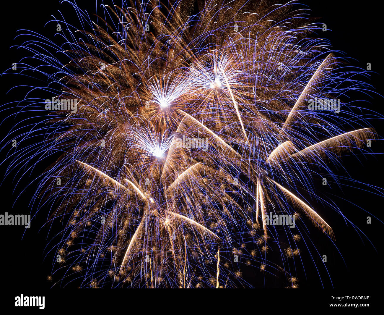 Un gros plan d'un artifice qui accouchent en championnats nationaux d'artifice sur le mont Batten. La photo a été prise à partir de la les canons sur Plymouth Hoe. Banque D'Images