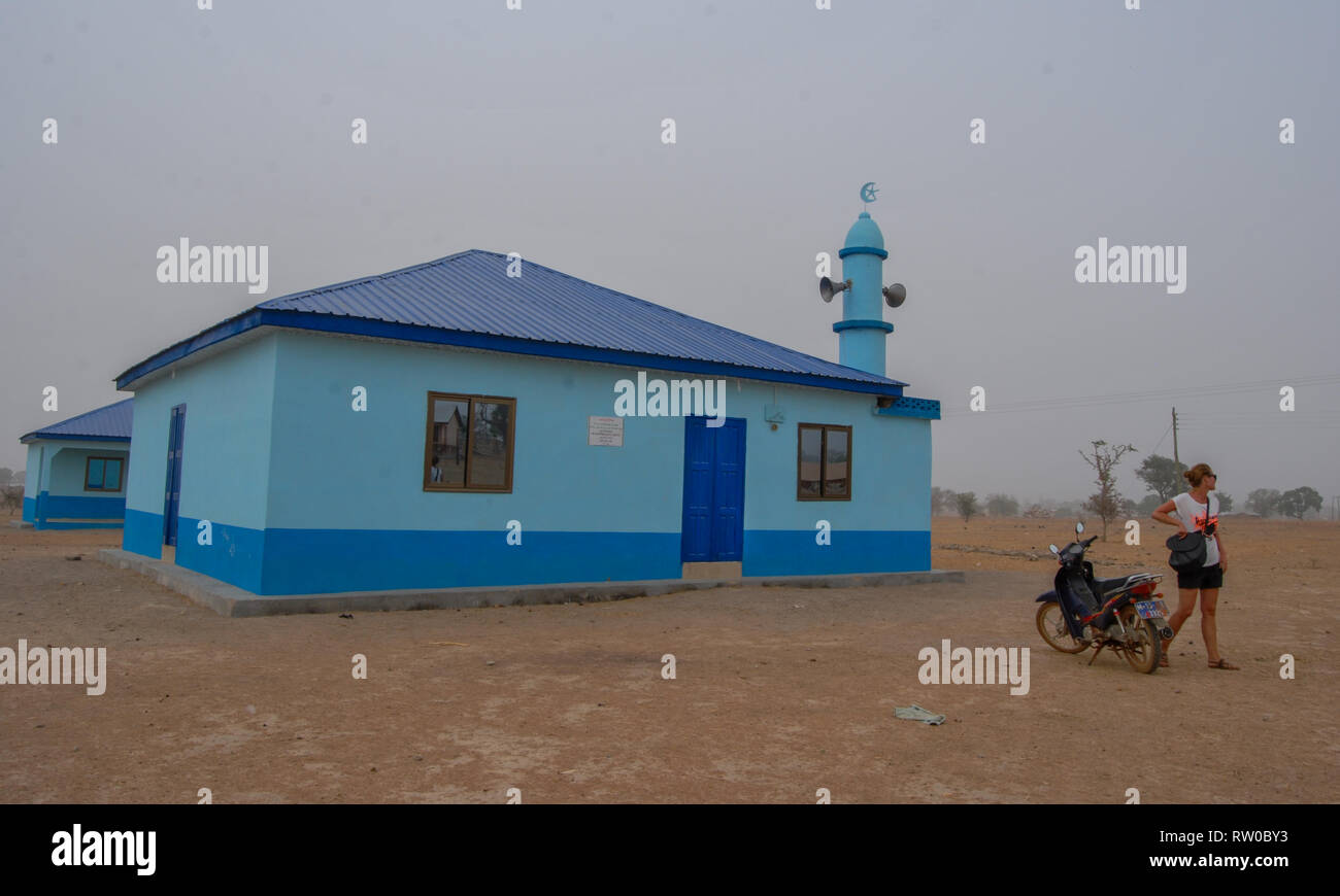 Une photo d'une mosquée locaux ghanéens. Le bâtiment a été peint en bleu vif. Banque D'Images