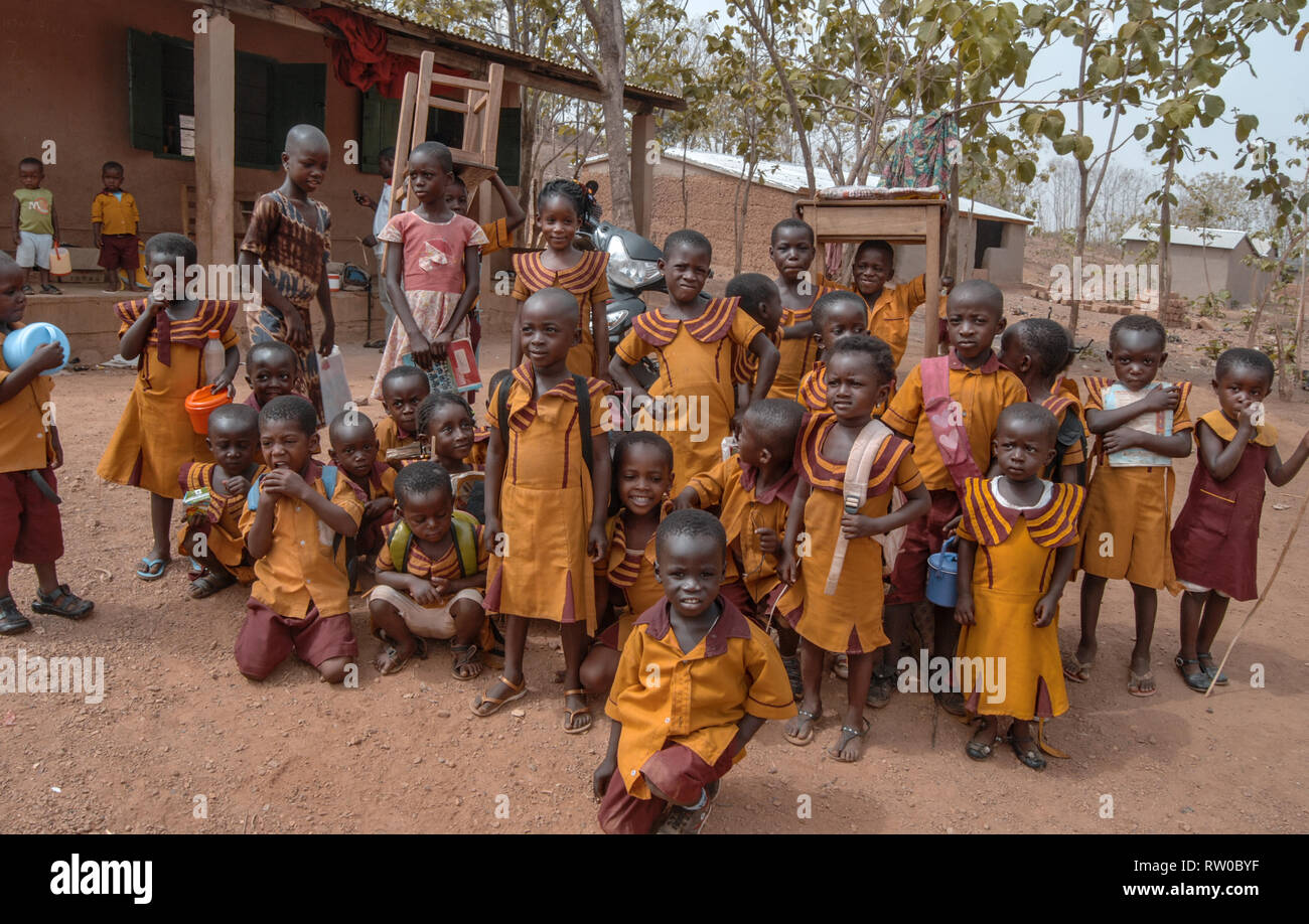Une photo de groupe de l'école locaux ghanéens enfants portant des uniformes à l'école jaune Village Kongo, Ghana Banque D'Images
