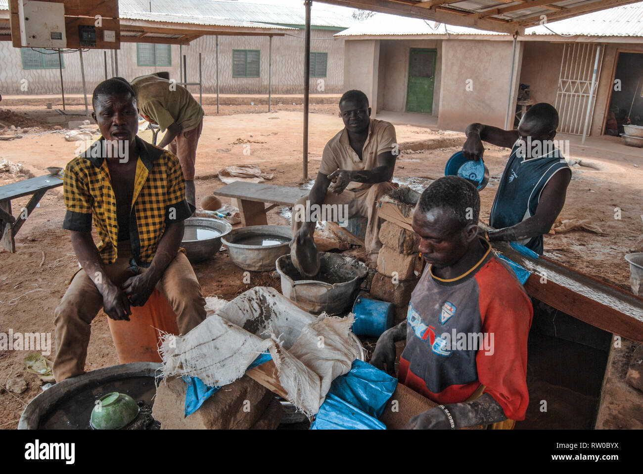 Une photo d'hommes ghanéens goldminers purifier l'or avec du mercure. Banque D'Images