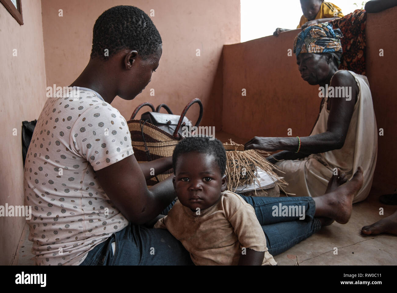 Une photo d'une femme ghanéenne avec un jeune enfant et sa mère rendre célèbre marché de paniers Bolgatanga elephant grass (veta vera) Banque D'Images