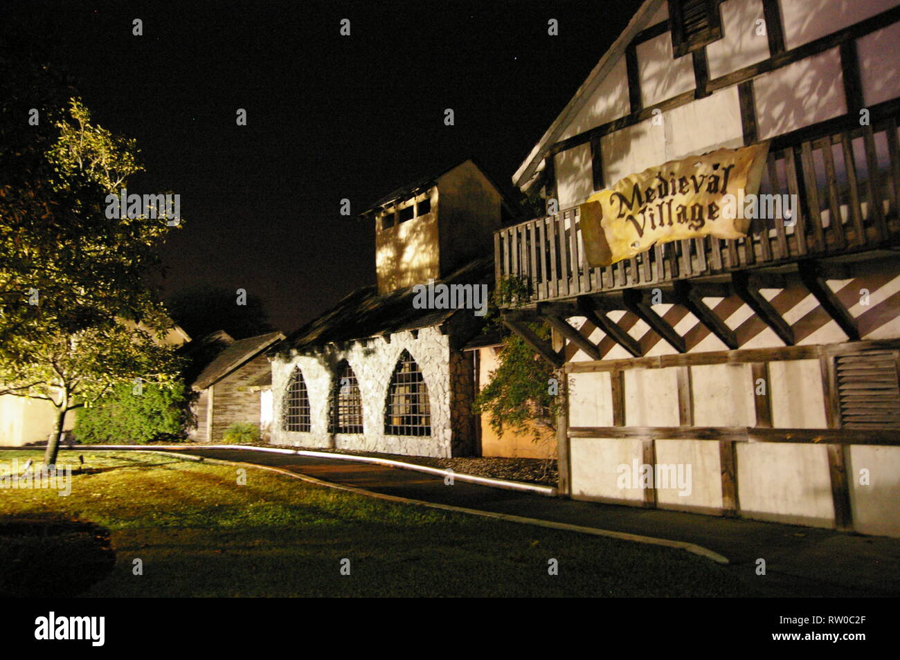 Un bâtiment dans le village médiéval de Medieval Times Dinner Theatre l'attraction. Kissimmee, Floride, USA Banque D'Images