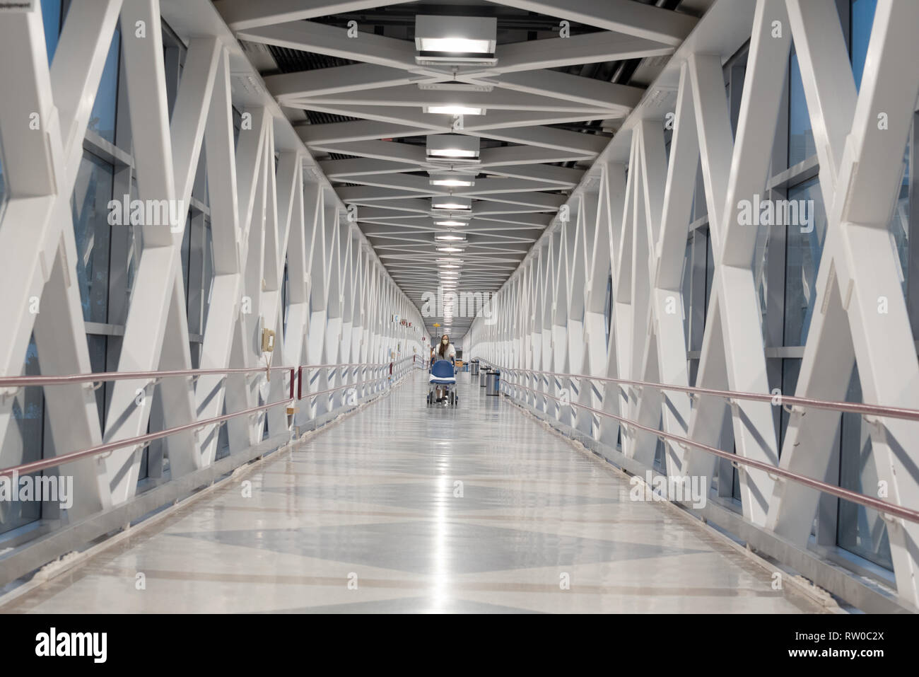 Poussant un patient en fauteuil roulant pont aérien à l'Oregon Health Sciences University, Portland, Oregon. Banque D'Images