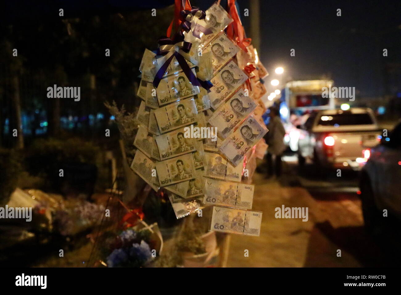 Billets Thaïlande continuellement cousue est favorable au cou pour l'éclairage de rue avec félicitations avant le matin. Banque D'Images