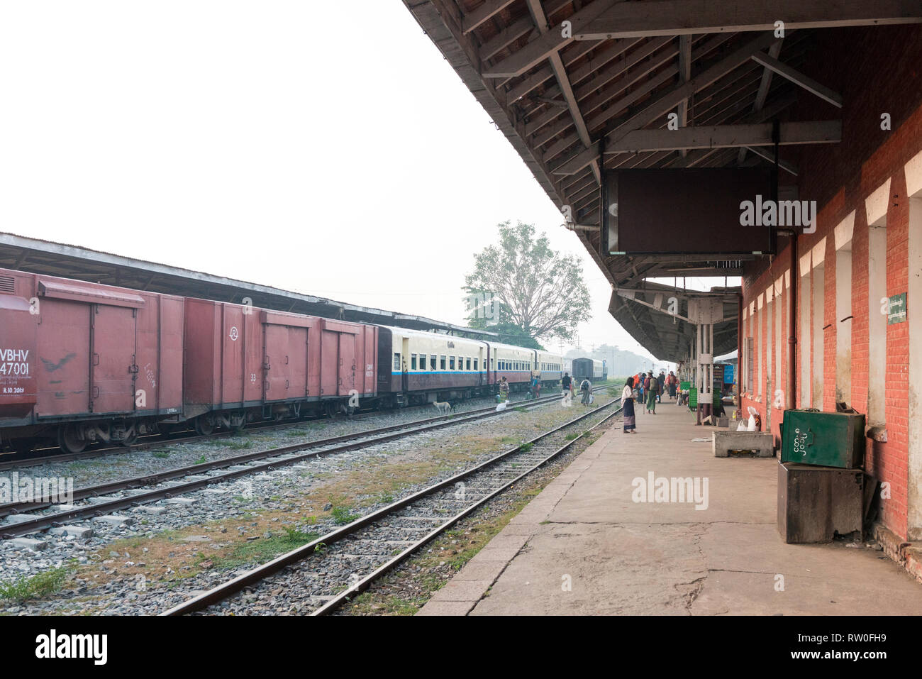 THAZI, MYANMAR - 23 novembre, 2018 : horizontale photo de la plate-forme et les trains à la gare de Thazi, situé au Myanmar Banque D'Images