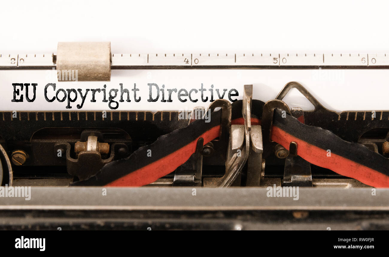 Mots Directive européenne sur le droit d'auteur écrit sur vintage typewriter Banque D'Images