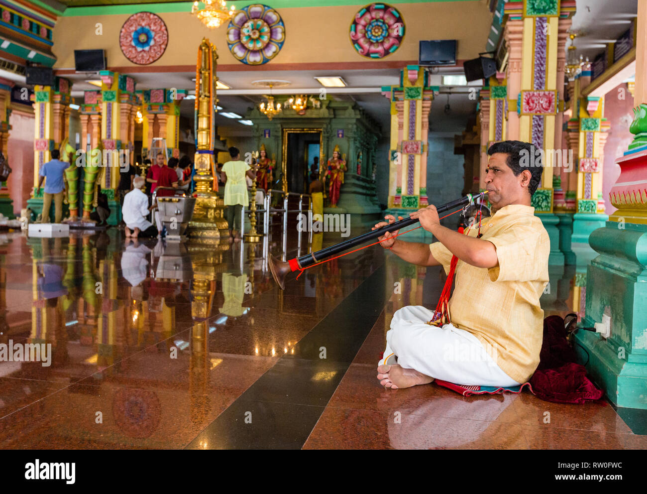 Musicien jouant un Nadaswaram, un instrument à vent Indien, Sri Mahamariamman Temple Hindou, Kuala Lumpur, Malaisie. Banque D'Images