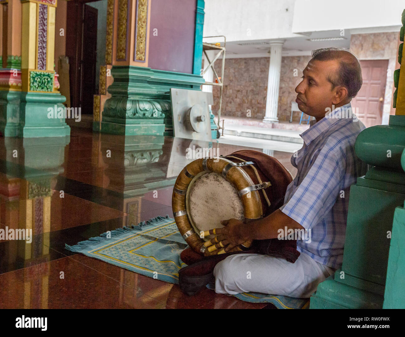 La lecture d'un lecteur, un Indien du Sud Thavil, tambour hindou Sri Mahamariamman Temple, Kuala Lumpur, Malaisie. Banque D'Images