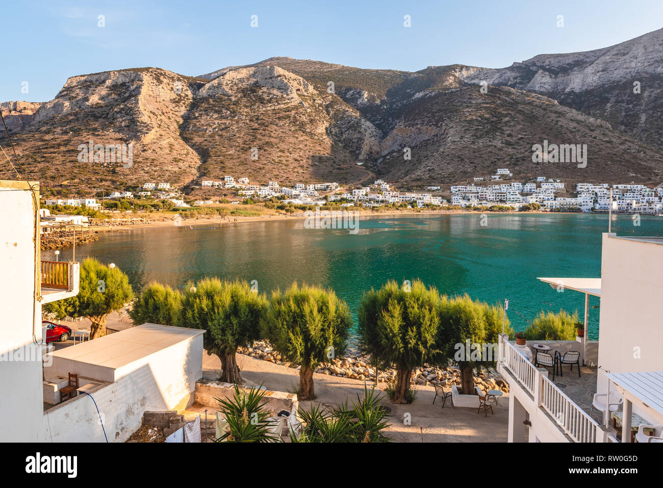 La baie de Sifnos avec une longue plage de sable et l'eau cristalline et entouré de magnifiques montagnes. L'île de Sifnos, Grèce Banque D'Images