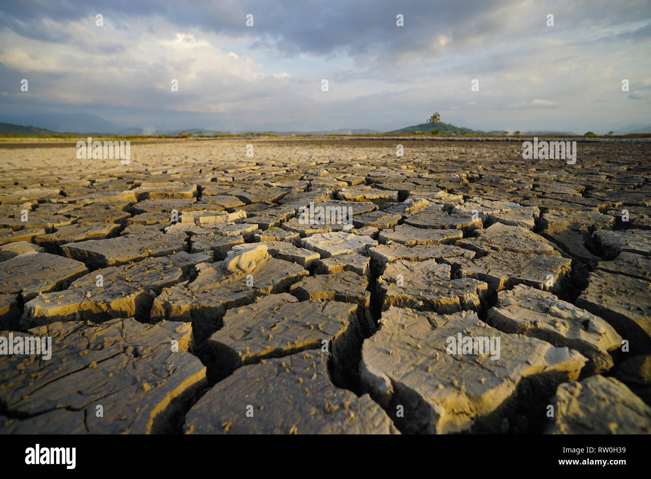 En période de sécheresse du sol Crack saison sèche à campagne de Bornéo. Banque D'Images