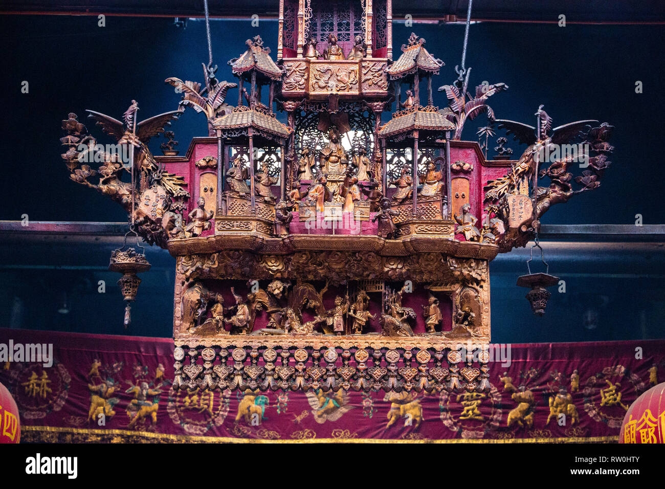 Sin Sze Si Temple taoïste Ya, Chinatown, Kuala Lumpur, Malaisie. 19e siècle décoration chinoise sculptée suspendu à l'entrée au temple. Banque D'Images