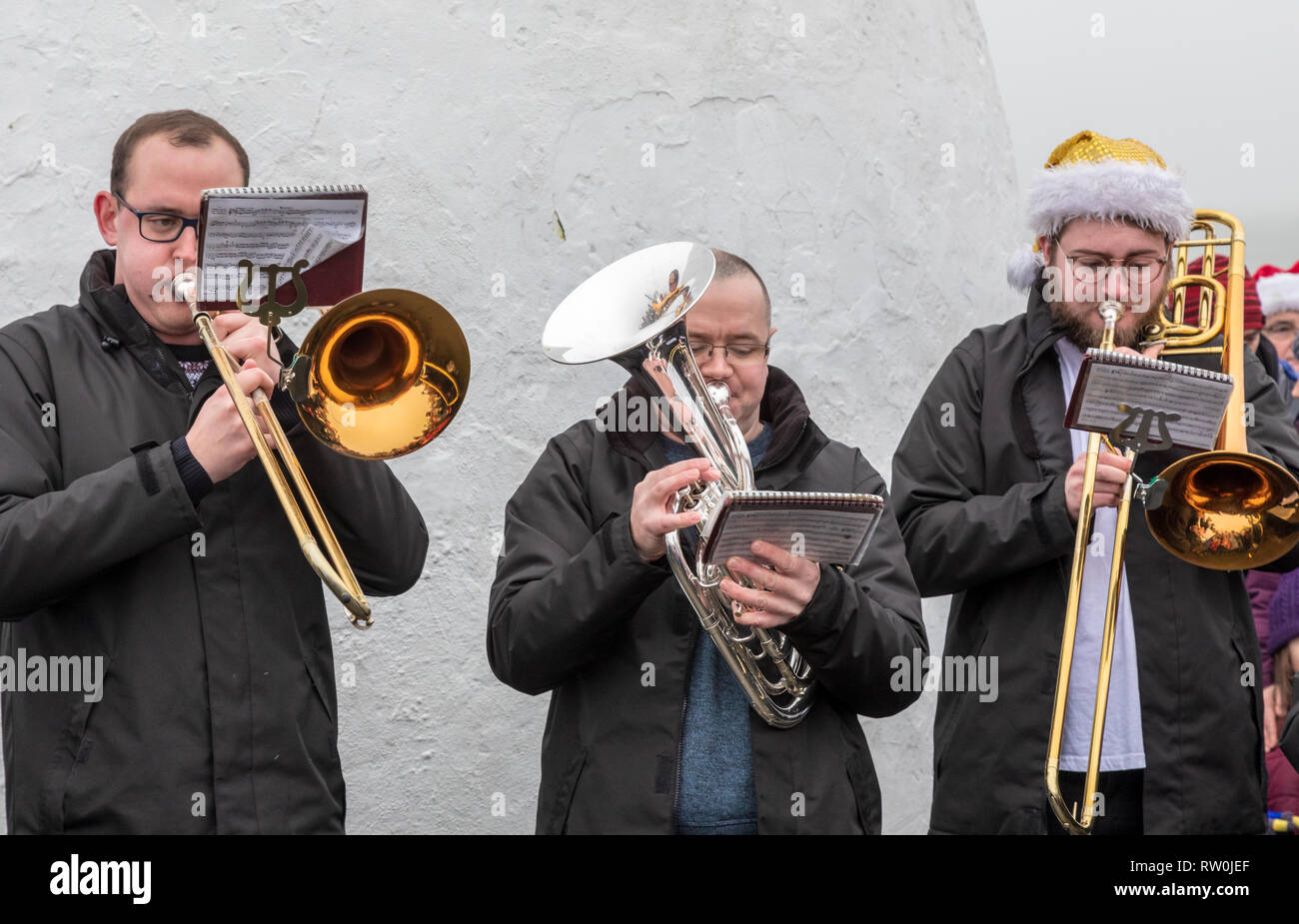 Bollington brass band jouant noël le matin de Noël blanc sur Nancy Banque D'Images