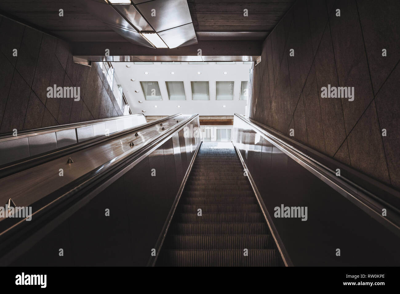 Déménagement modernes escaliers d'un passage souterrain, qui monte vers la sortie, à Stuttgart, Allemagne. Banque D'Images