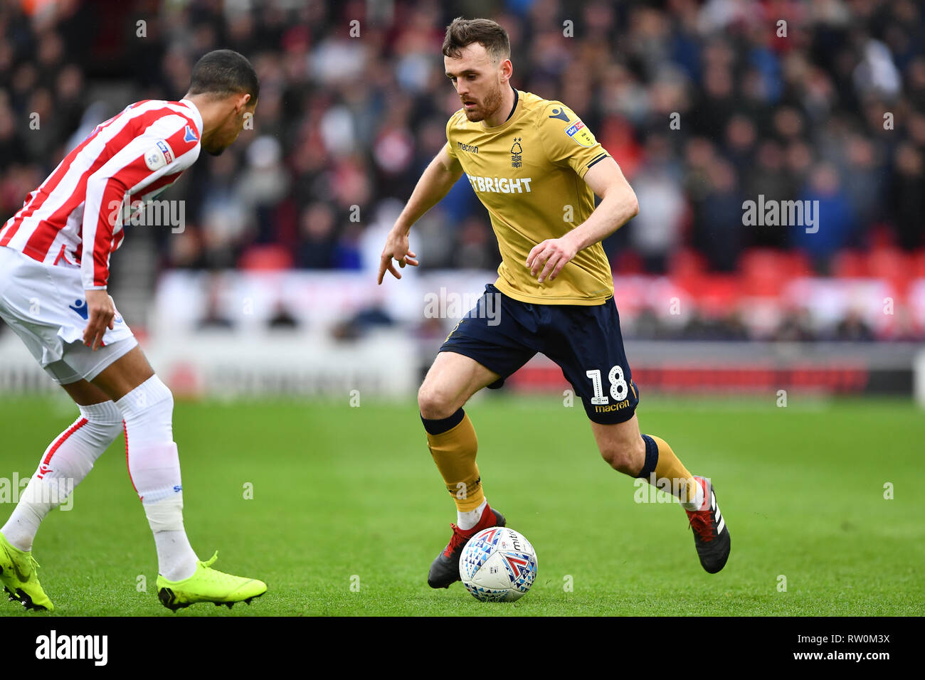 2 mars 2019, Bet 365 Stadium, Stoke-on-Trent, Angleterre ; Sky Bet Championship, Stoke City vs Nottingham Forest ; Jack Robinson (18) La forêt de Nottingham avec Tom Ince (7) de Stoke City à la recherche d'effectuer un plaquage Crédit : Jon Hobley/News Images images Ligue de football anglais sont soumis à licence DataCo Banque D'Images