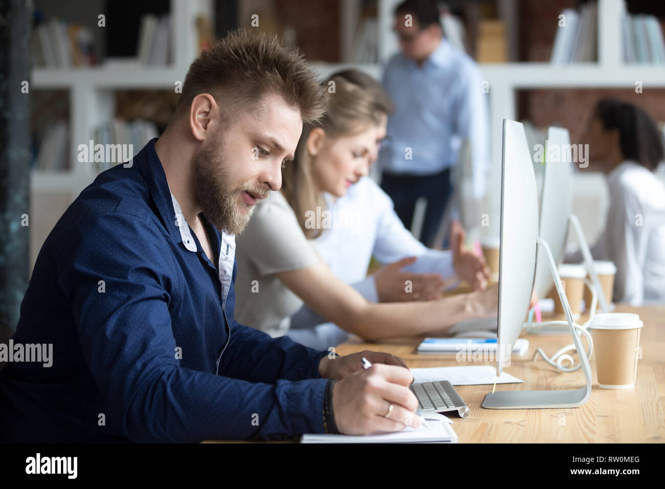 Employé ou étudiant étudier en ligne cours d'apprentissage de la préparation pour le test Banque D'Images
