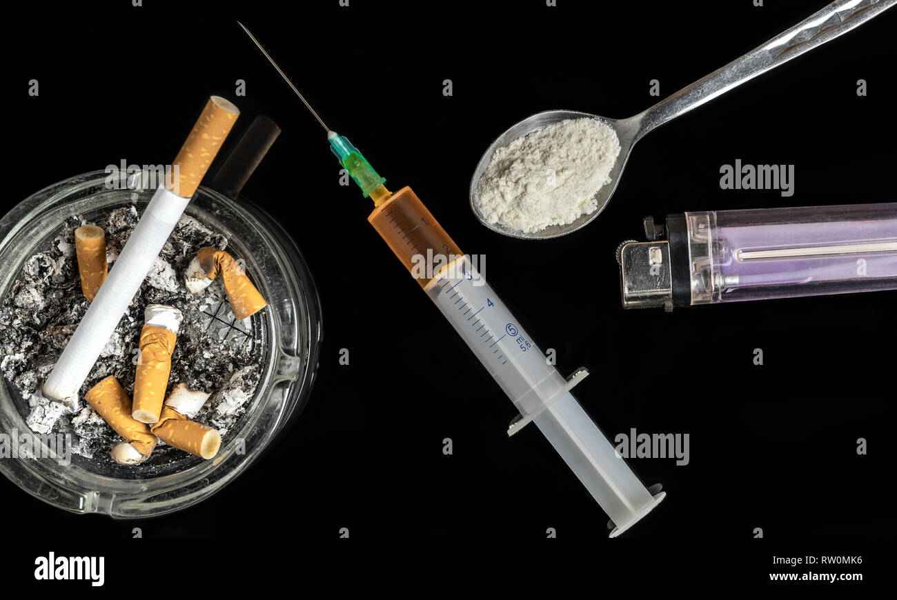 Médicaments de la maladie d'aujourd'hui de seringue avec aiguille et la dépendance des drogues sur les cigarettes Banque D'Images