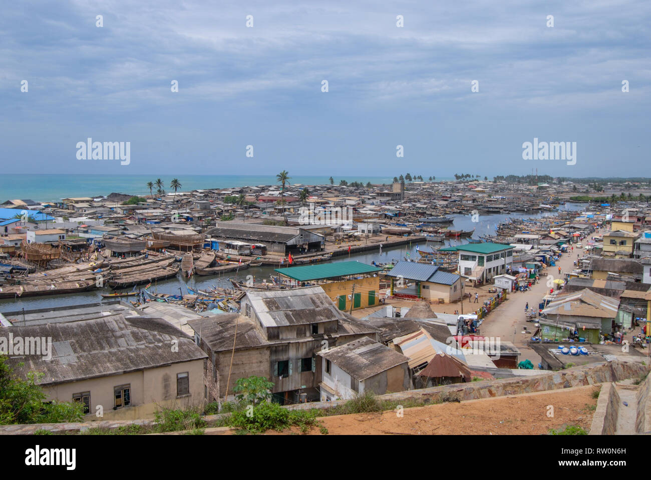Un paysage photo de la ville d'Elmina fondée autour d'une belle rivière qui coule à travers l'ville. Banque D'Images