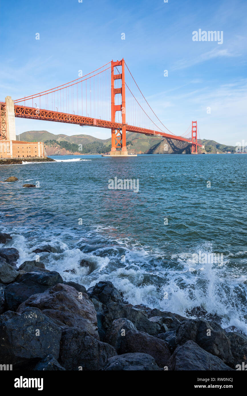 Matin surfez en face de Golden Gate Bridge symbole mondialement connu de la Californie Banque D'Images