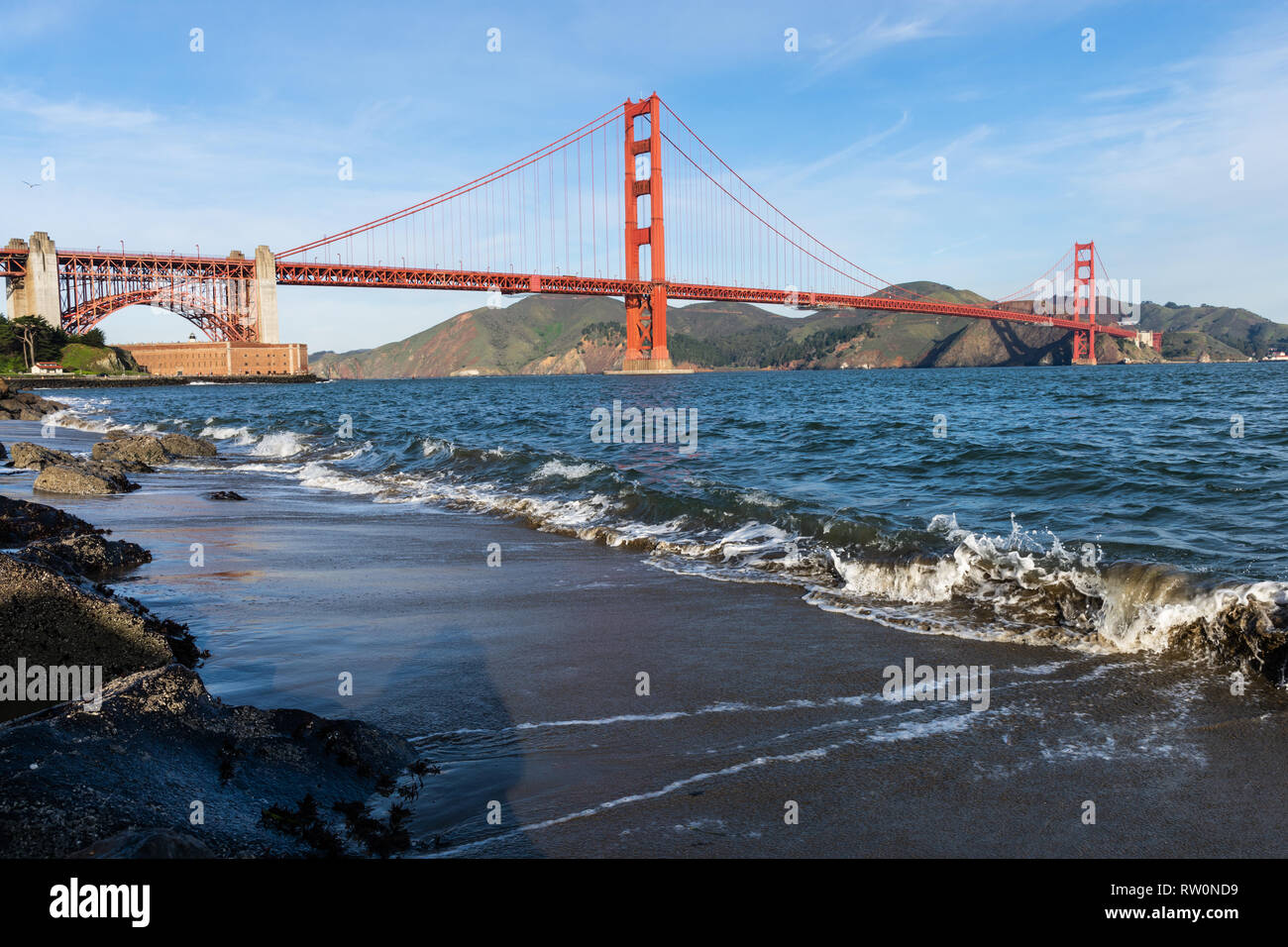 Matin surfez en face de Golden Gate Bridge symbole mondialement connu de la Californie Banque D'Images