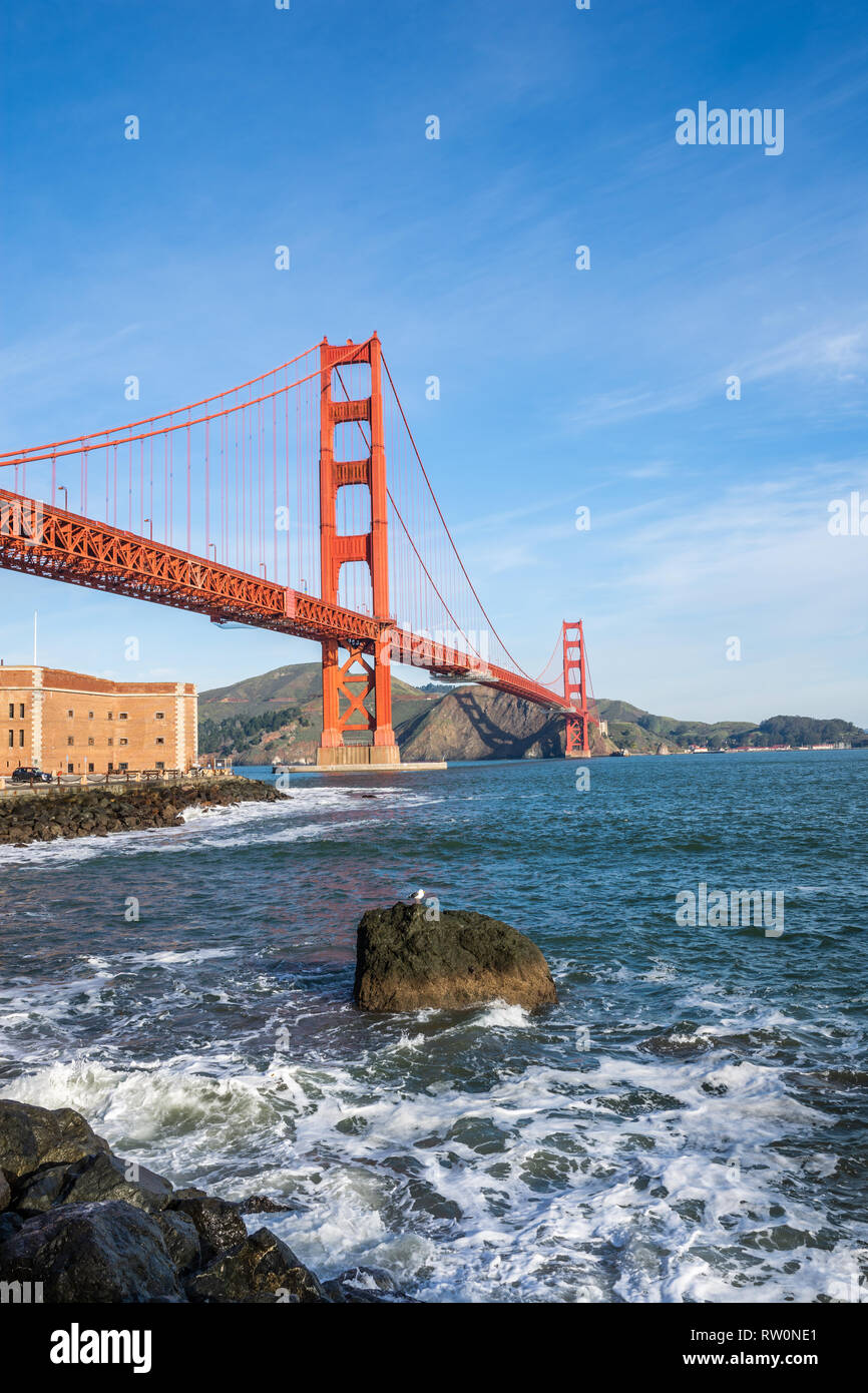 Matin surfez en face de Golden Gate Bridge symbole mondialement connu de la Californie Banque D'Images