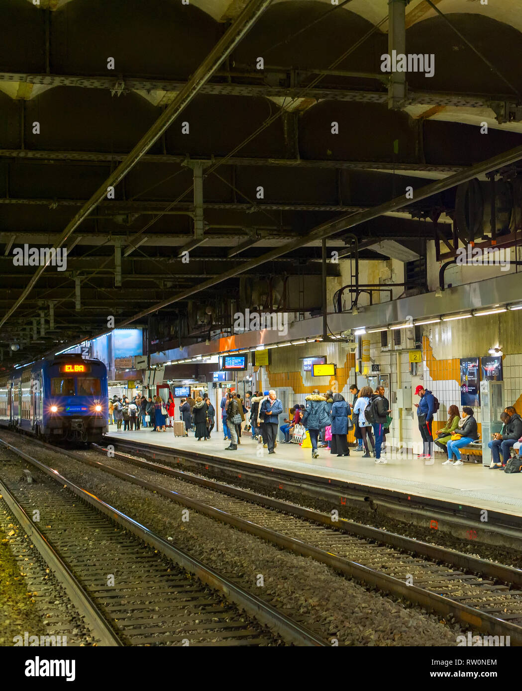 PARIS, FRANCE - 09 NOVEMBRE 2018 : les gens à Paris station de métro. Train arrive. Banque D'Images