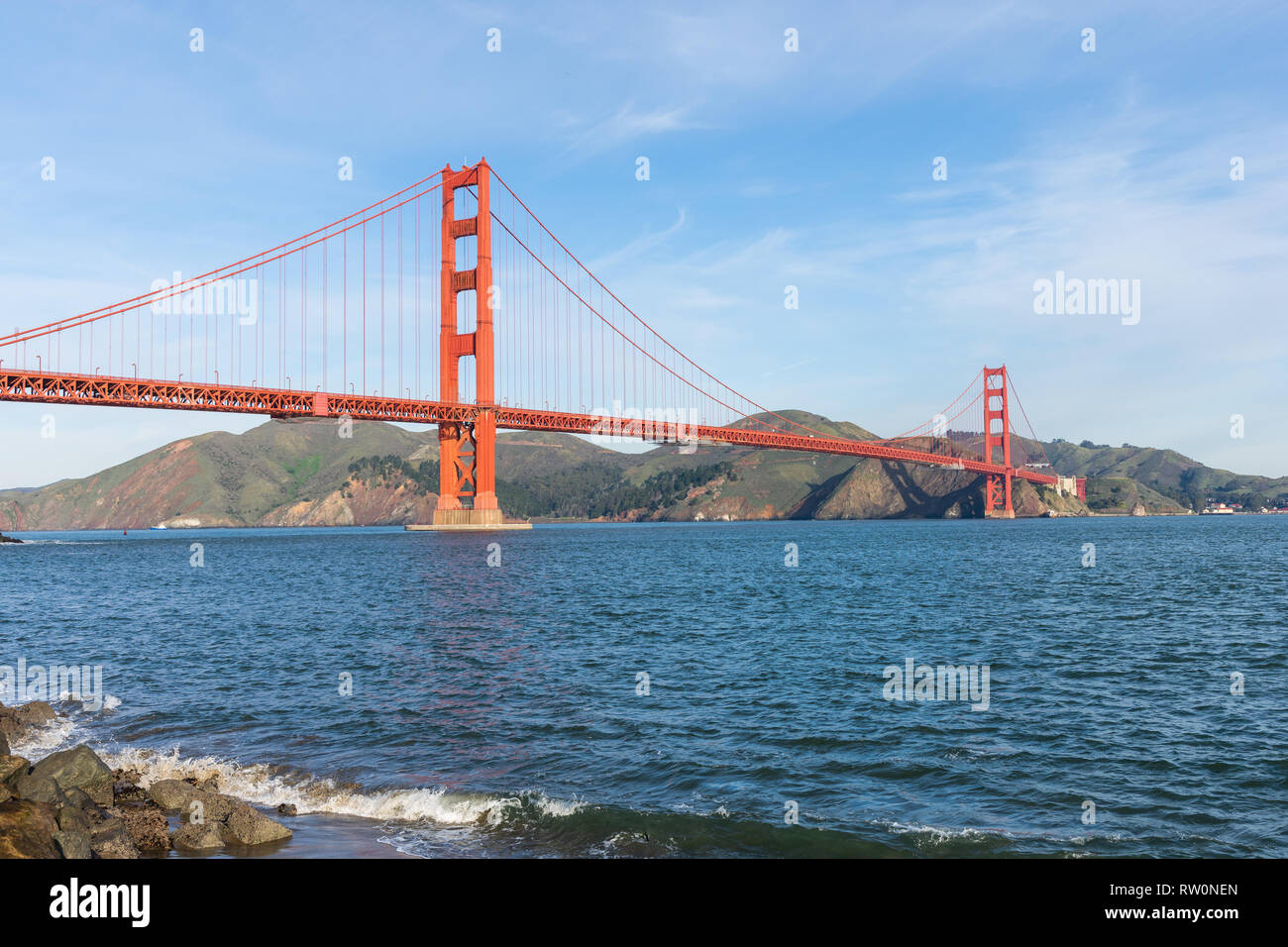 Matin surfez en face de Golden Gate Bridge symbole mondialement connu de la Californie Banque D'Images