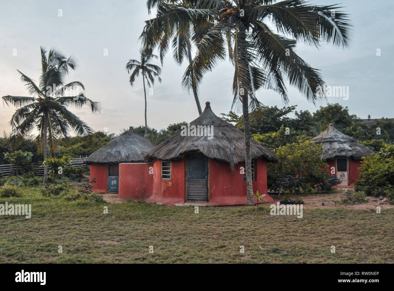 Une photo de nice à la yourte rouge Stumble Inn Eco lodge près de la ville d'Elmina au Ghana, Afrique de l'Ouest. Banque D'Images